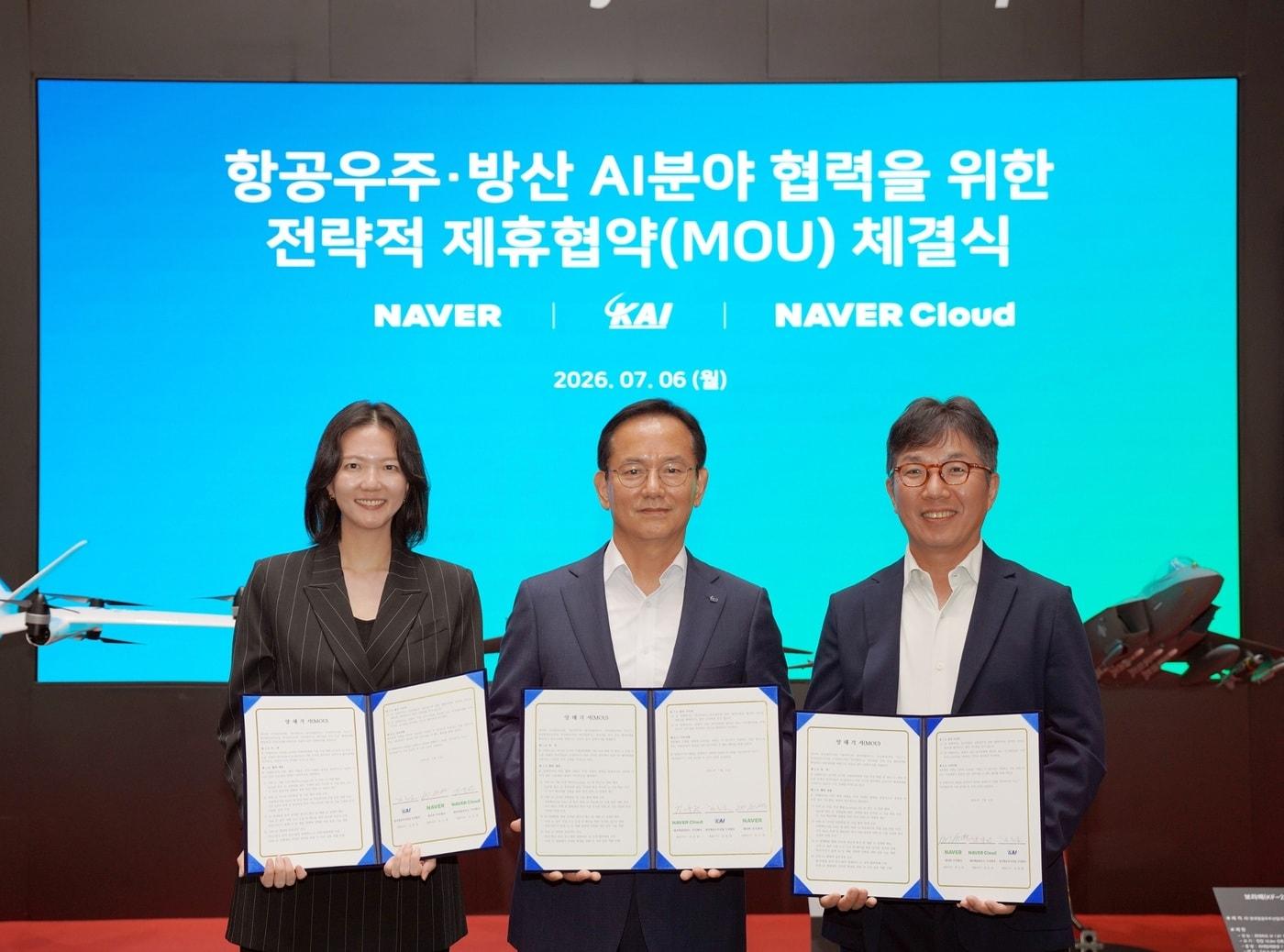 본문 이미지 - 김종출 한국항공우주산업(KAI) 대표이사 사장(가운데), 최수연 네이버 대표이사, 김유원 네이버클라우드 대표이사 등이 '항공우주·방산 AI 분야 협력을 위한 전략적 제휴협약(MOU)' 체결후 기념사진을 찍고 있다.(KAI 제공)