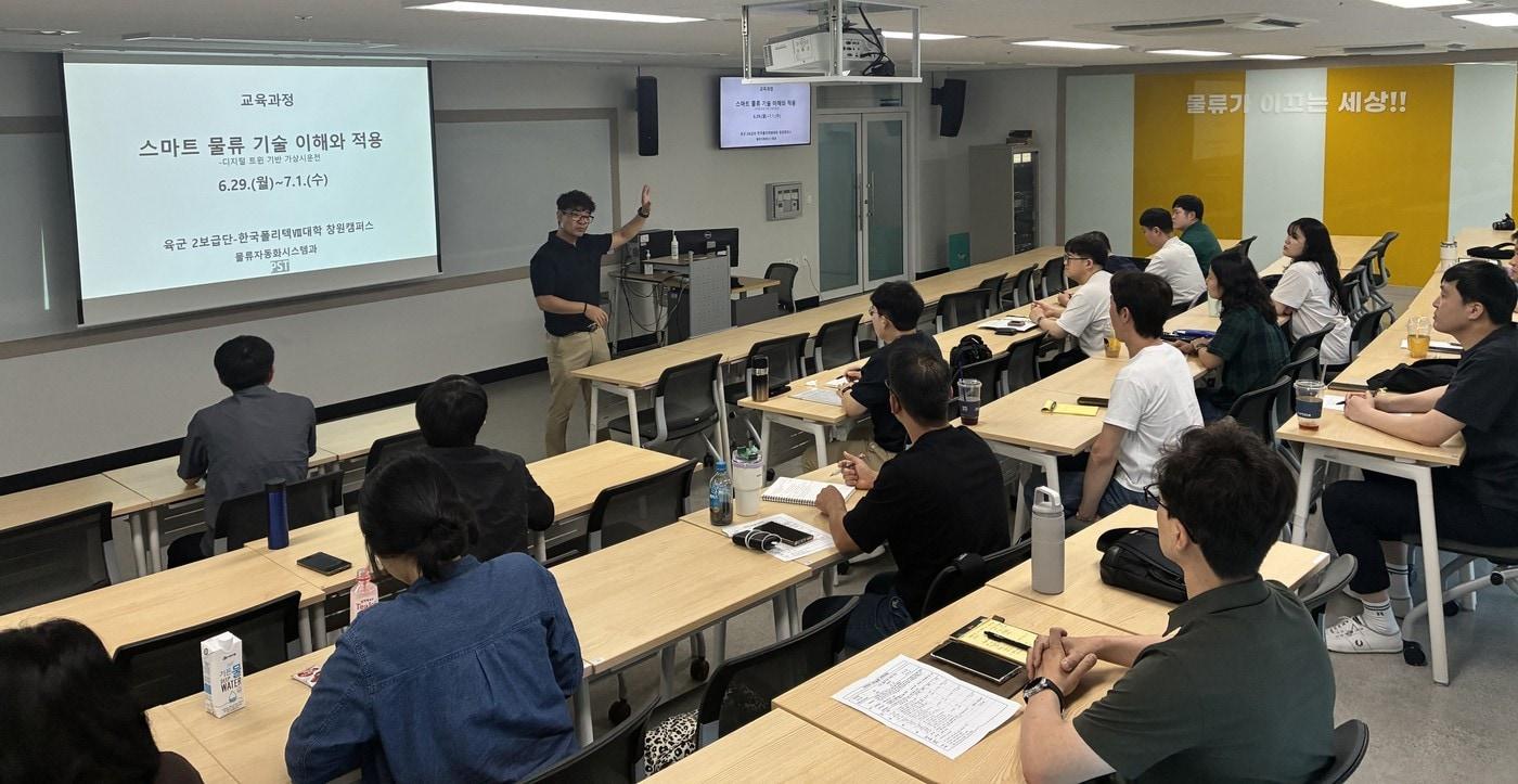 본문 이미지 - 6월 29일 한국폴리텍대학 창원캠퍼스에서 육군종합보급창 예하 2보급단 군 장병(군무원)들이 직무 역량교육을 받고 있다(고용노동부 제공).