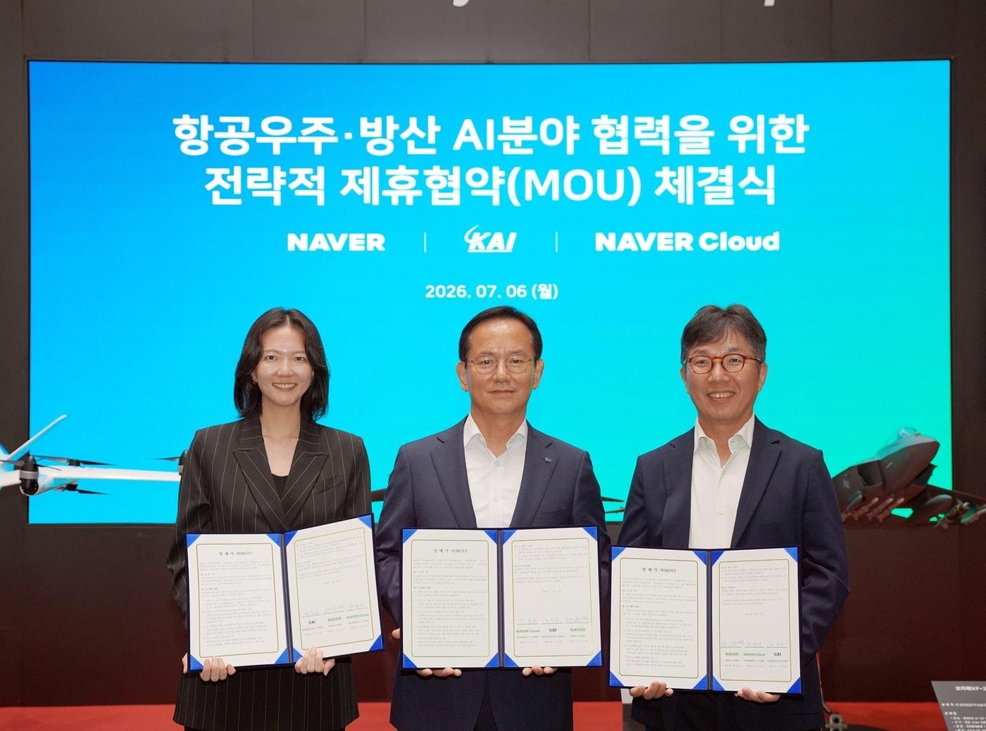 본문 이미지 - 6일 경상남도 사천 한국항공우주산업(KAI) 본사에서 팀네이버와 KAI가 '항공우주·방산 AI분야 협력'을 위한 전략적 업무협약을 체결했다. (왼쪽부터) 최수연 네이버 대표, 김종출 KAI 대표이사 사장, 김유원 네이버클라우드 대표. (네이버 제공)