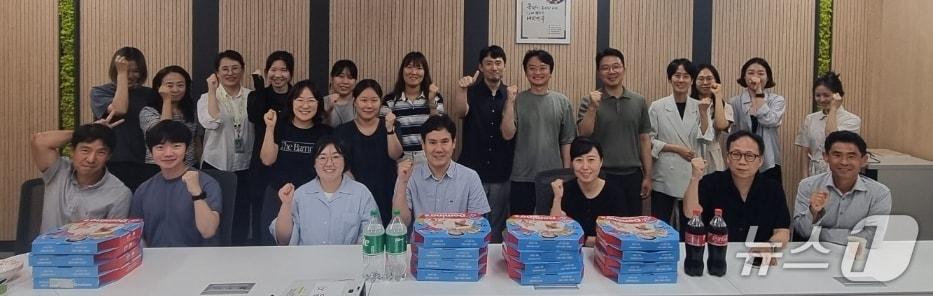 본문 이미지 - 이재명 대통령이 중동전쟁 의료제품 수급 대응 등에 힘쓴 보건복지부와 식품의약품안전처 직원들에게 지난 6일 피자를 보내고 격려했다. 사진은 기념촬영을 진행한 보건복지부 보건의료정책과 직원들의 모습.(정은경 보건복지부 장관 엑스)
