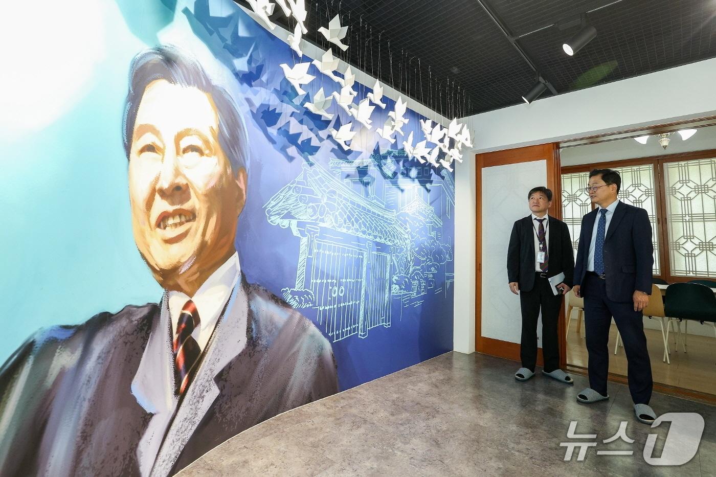 본문 이미지 - 민경선 고양시장이 이달부터 재개관한 일산 김대중 대통령 사저 기념관을 둘러보고 있다. (고양시 제공, 재판매 및 DB금지)