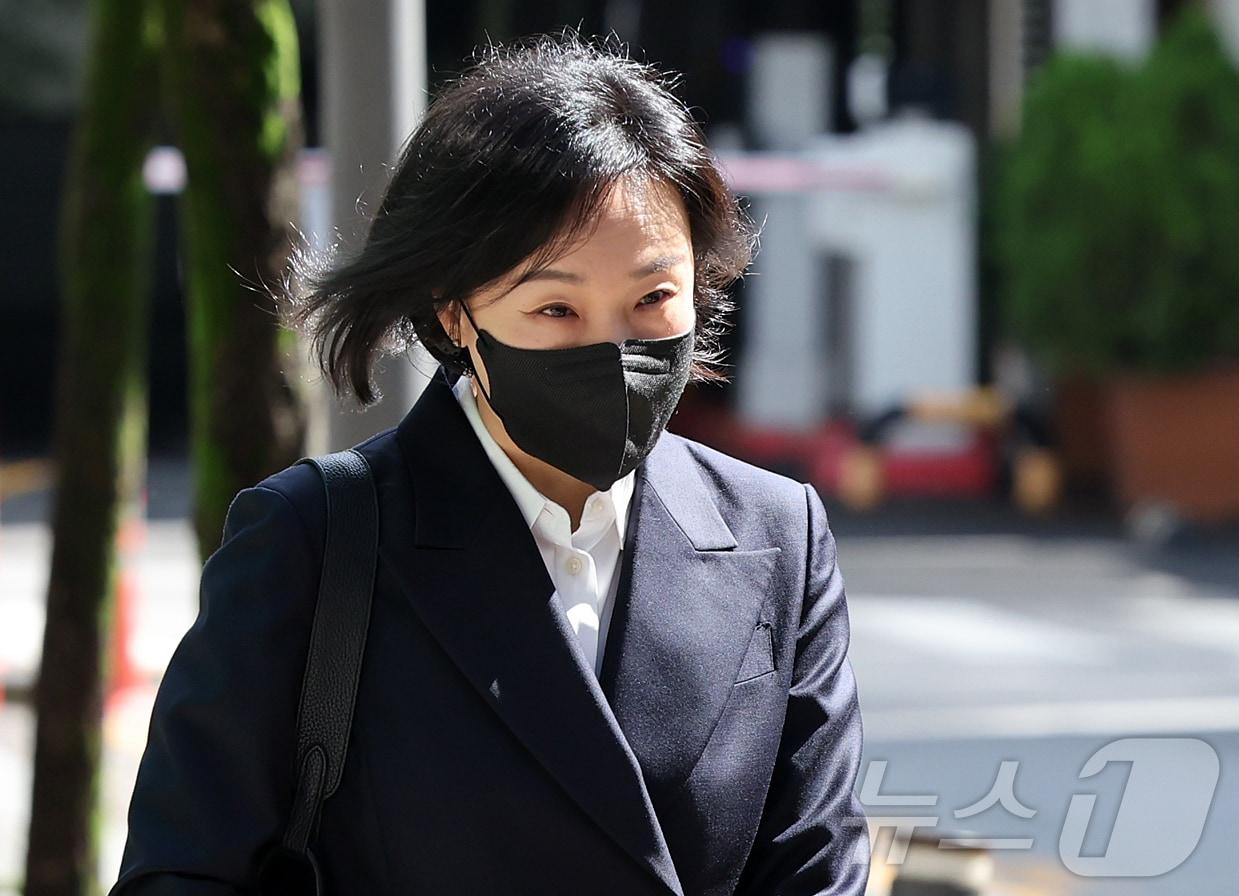 본문 이미지 - 유경옥 전 대통령실 행정관이 7일 오전 경기 과천에 마련된 2차 종합특검 사무실에 피의자 신분으로 조사를 받기 위해 출석하고 있다. 2026.7.7 ⓒ 뉴스1 김진환 기자