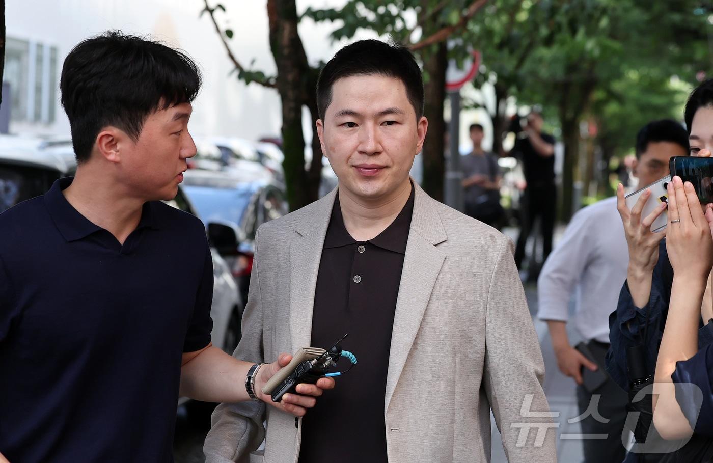 본문 이미지 - 김건희 여사 도이치모터스 주가조작 사건 수사무마 의혹과 관련해 이원모 전 대통령실 공직기강비서관이 7일 오전 경기 과천에 마련된 2차 종합특검 사무실에 참고인 신분으로 조사를 받기 위해 출석하고 있다.  2026.7.7 ⓒ 뉴스1 김진환 기자