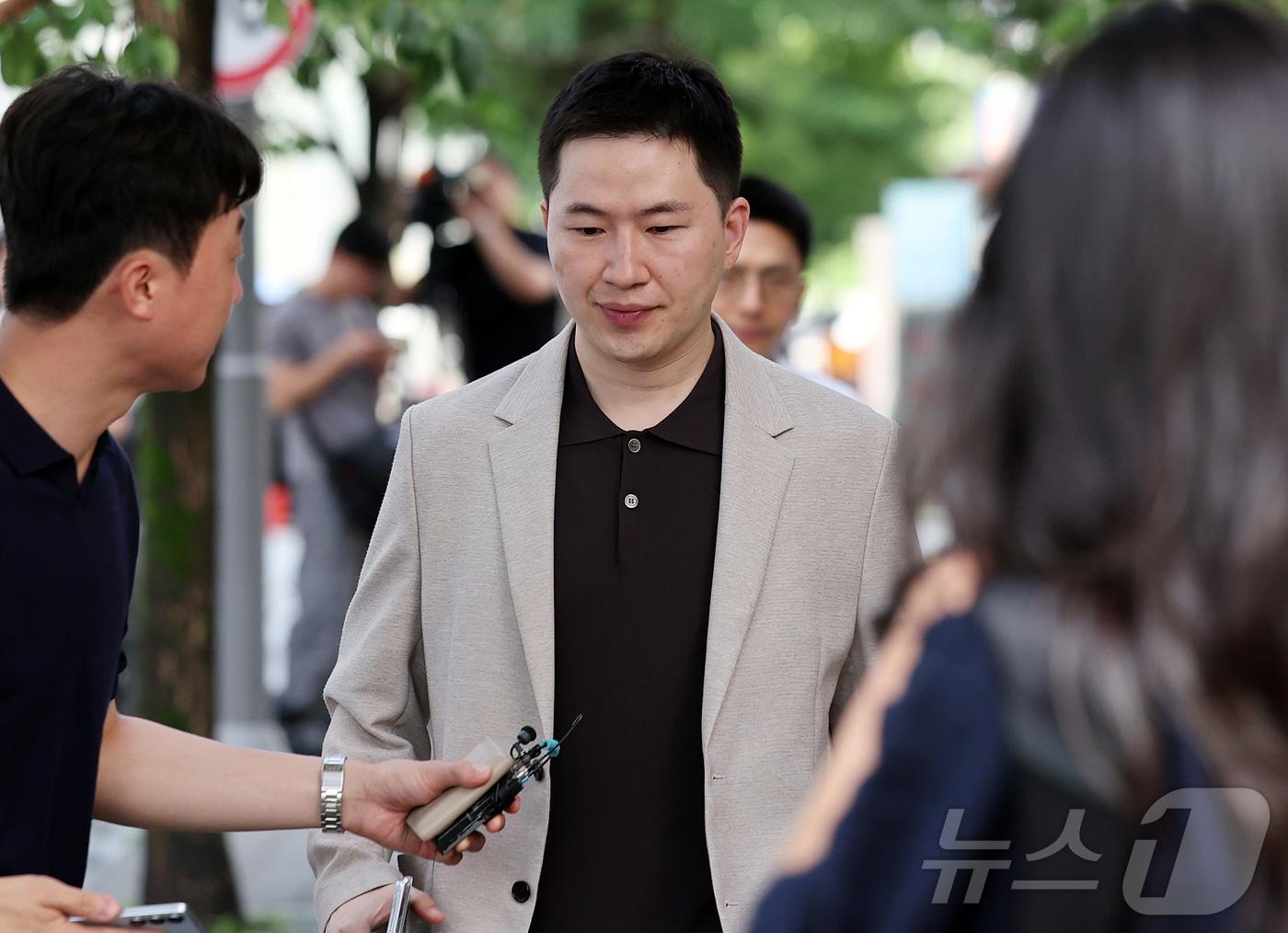본문 이미지 - 김건희 여사 도이치모터스 주가조작 사건 수사무마 의혹과 관련해 이원모 전 대통령실 공직기강비서관이 지난 7월 7일 오전 경기 과천에 마련된 2차 종합특검 사무실에 참고인 신분으로 조사를 받기 위해 출석하고 있는 모습.  2026.7.7 ⓒ 뉴스1 김진환 기자