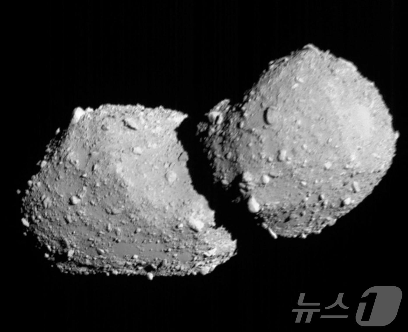본문 이미지 - 일본우주항공연구개발기구(JAXA)가 소행성 탐사선 '하야부사2'를 이용해 5일 촬영한 소행성 '토리후네'의 모습. 2026.07.06 ⓒ AFP=뉴스1