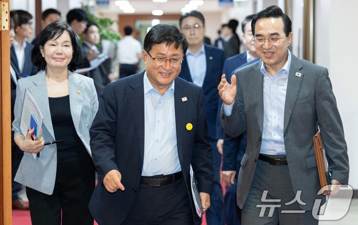 본문 이미지 - 김성환 기후에너지환경부 장관(가운데), 박홍근 기획예산처 장관(오른쪽)이 7일 오전 서울 종로구 정부서울청사에서 열린 국무회의에 참석하고 있다. (공동취재) 2026.7.7 ⓒ 뉴스1 김명섭 기자