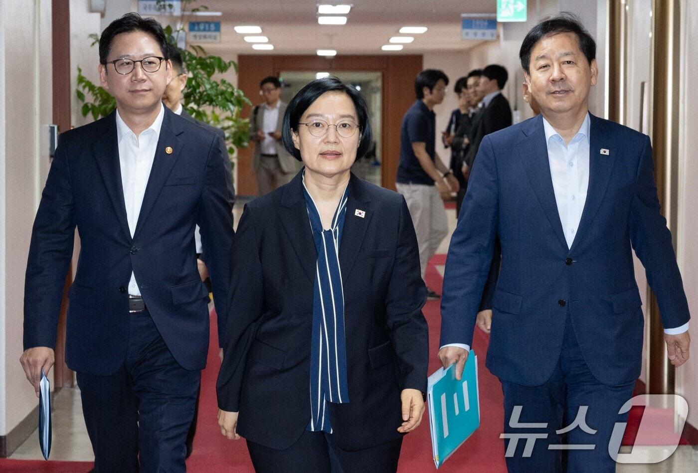 본문 이미지 - 한성숙 국무총리(가운데), 배경훈 부총리 겸 과학기술정보통신부 장관(왼쪽), 구윤철 부총리 겸 재정경제부 장관이 7일 오전 서울 종로구 정부서울청사에서 열린 국무회의에 참석하고 있다. (공동취재) 2026.7.7 ⓒ 뉴스1 김명섭 기자