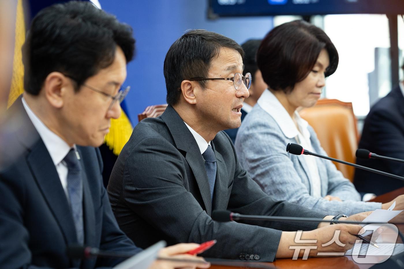 본문 이미지 - 한병도 더불어민주당 당대표 직무대행 겸 원내대표가 7일 서울 여의도 국회에서 열린 원내대책회의에서 모두 발언을 하고 있다. 2026.7.7 ⓒ 뉴스1 유승관 기자