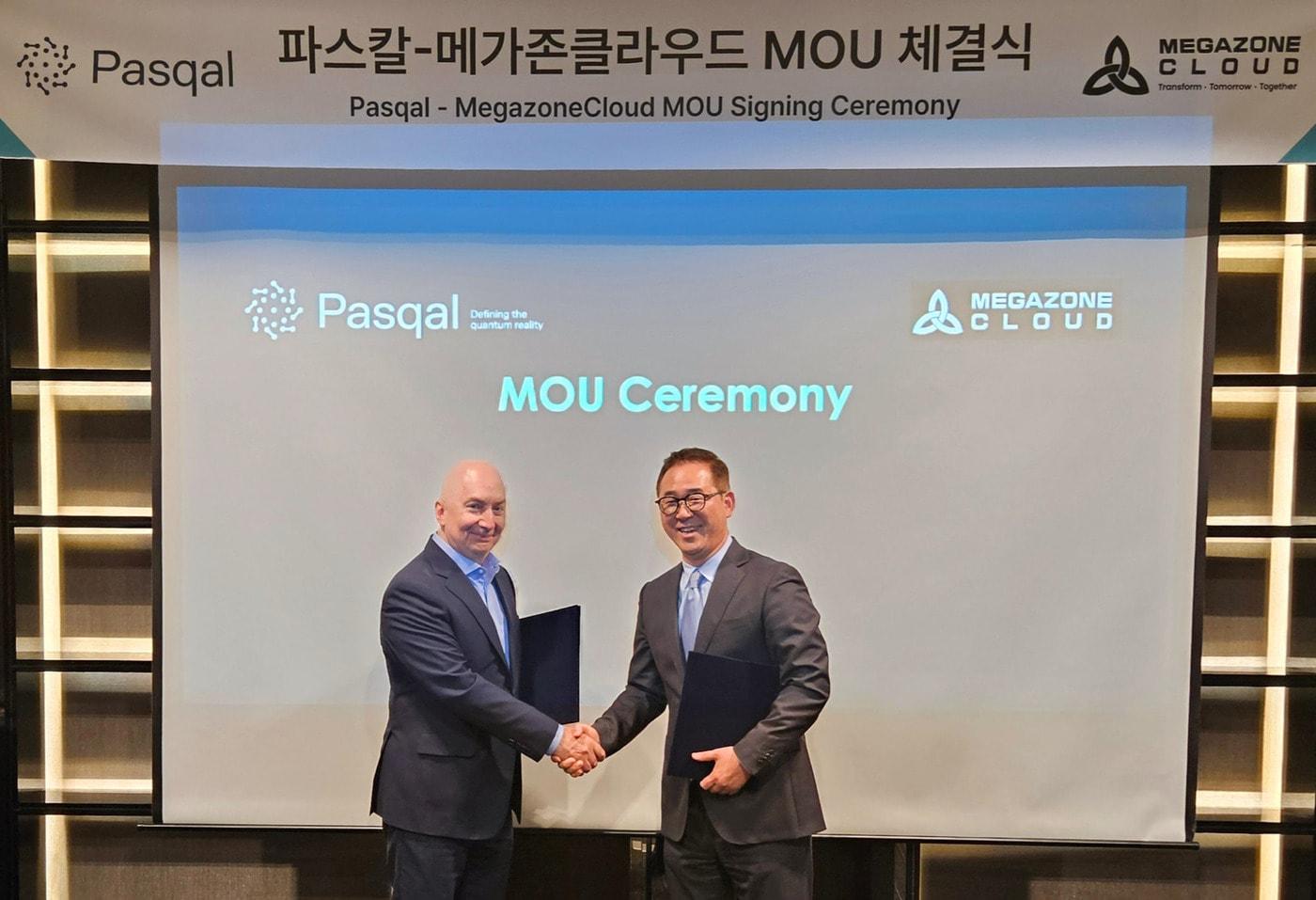 본문 이미지 - 3일 서울 동대문 메리어트호텔에서 열린 ‘양자컴퓨팅 사업 협력을 위한 업무협약식’에서 메가존클라우드 김동호 CQO(오른쪽)와 파스칼 아시아태평양 총괄(GM of Asia Pacific) 로베르토 마우로(Roberto Mauro)가 협약서를 교환하고 있다. (메가존클라우드 제공)