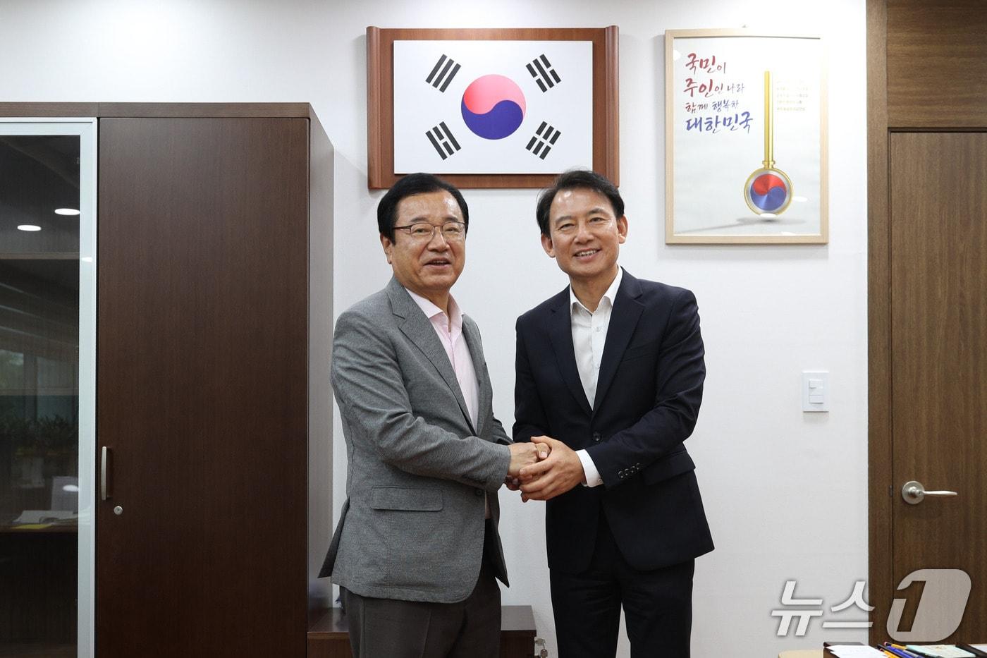 본문 이미지 - 최현덕 남양주시장(사진 오른쪽)과 이현재 하남시장(사진 왼쪽)