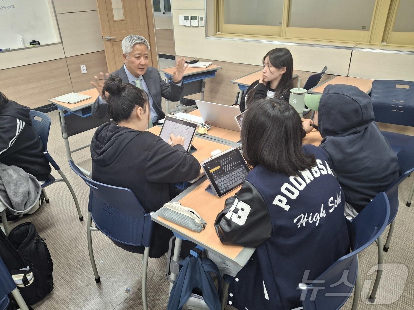 본문 이미지 - 경북교육청은 7일 2026학년도 2학기 고교학점제 학교 간 공동교육과정을 도내 90개 개설교에서 334개 강좌로 운영하고, 학생 4327명이 참여한다. /뉴스1