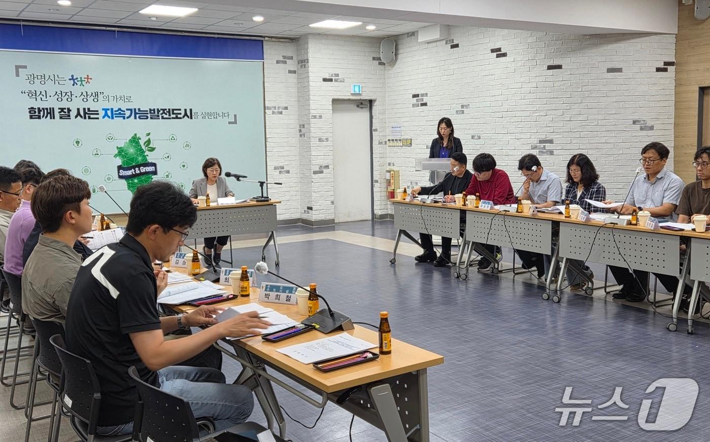 본문 이미지 - 광명시흥 일반·도시첨단산업단지 신속대응 전담팀의 1차 정기회의 모습.(광명시 제공)