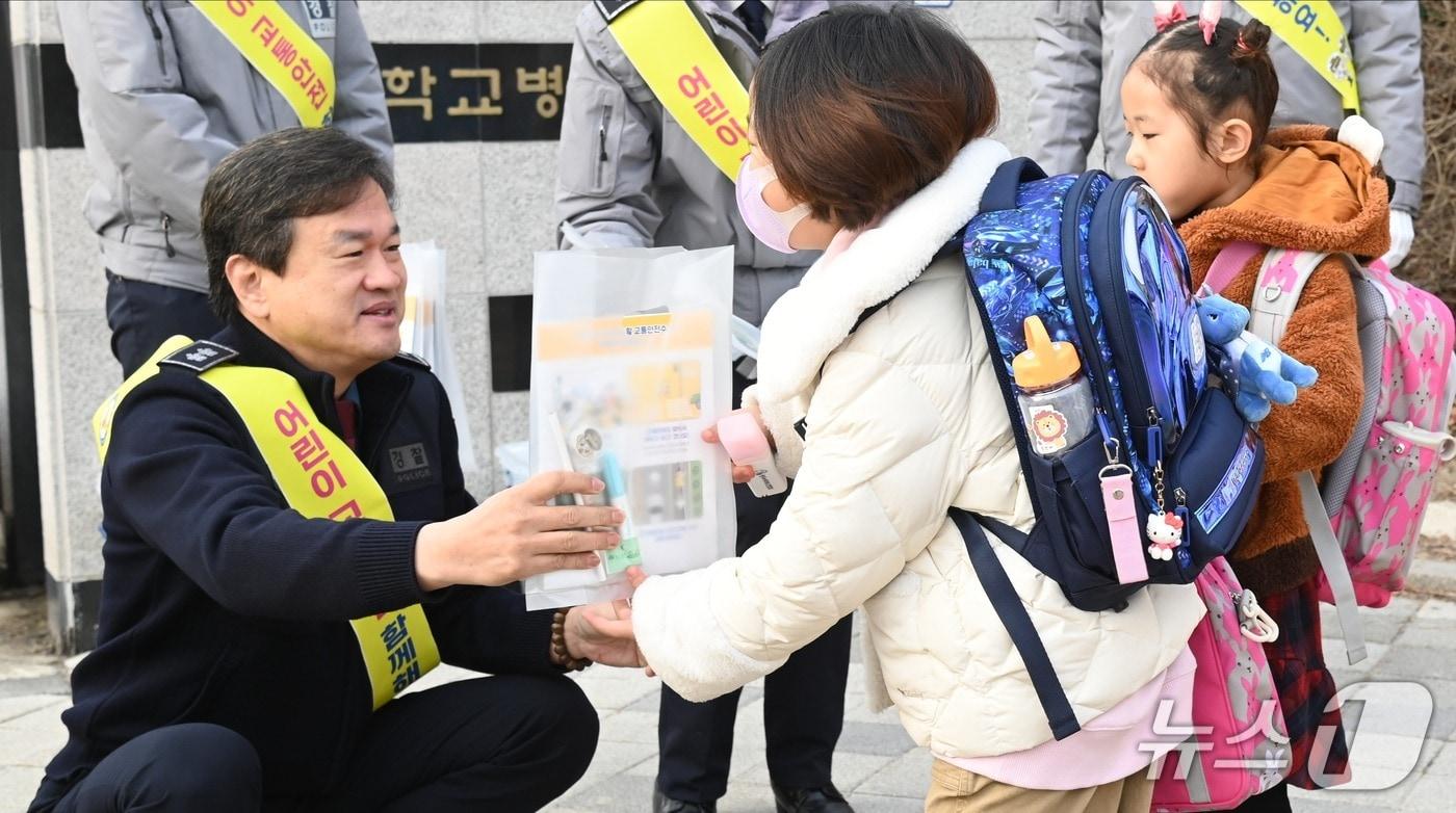 본문 이미지 - 최현석 강원경찰청장이 지난 3월 원주시 반곡초등학교 정문 앞에서 개학기를 맞아 어린이 교통안전 캠페인을 펼치고 있다.(강원경찰청 제공. 재판매 및 DB금지)/뉴스1