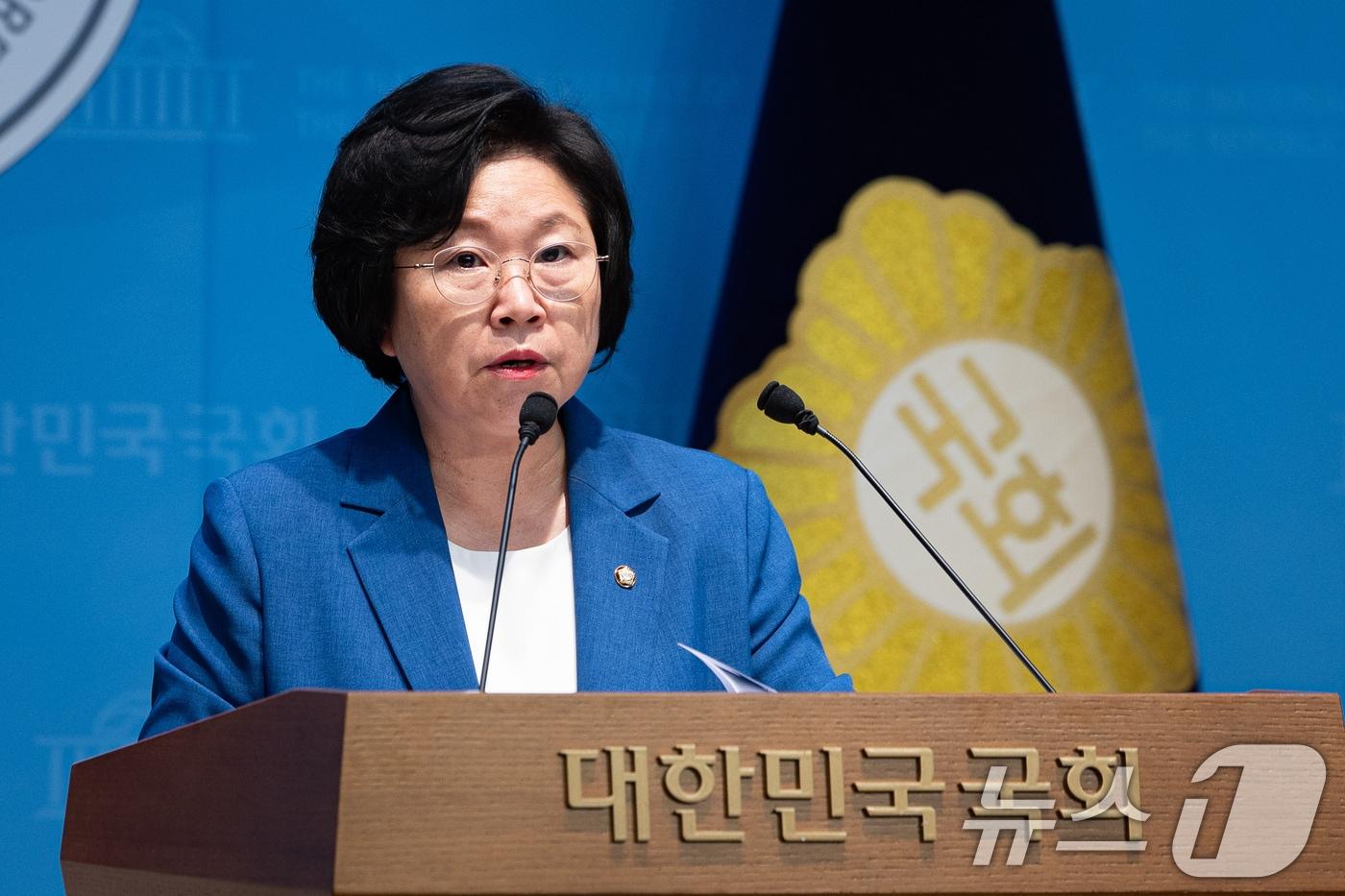 본문 이미지 - 김현 더불어민주당 국민소통위원장이 7일 서울 여의도 국회 소통관에서 정보통신망법 개정안 시행 관련 기자회견을 하고 있다. 2026.7.7 ⓒ 뉴스1 유승관 기자