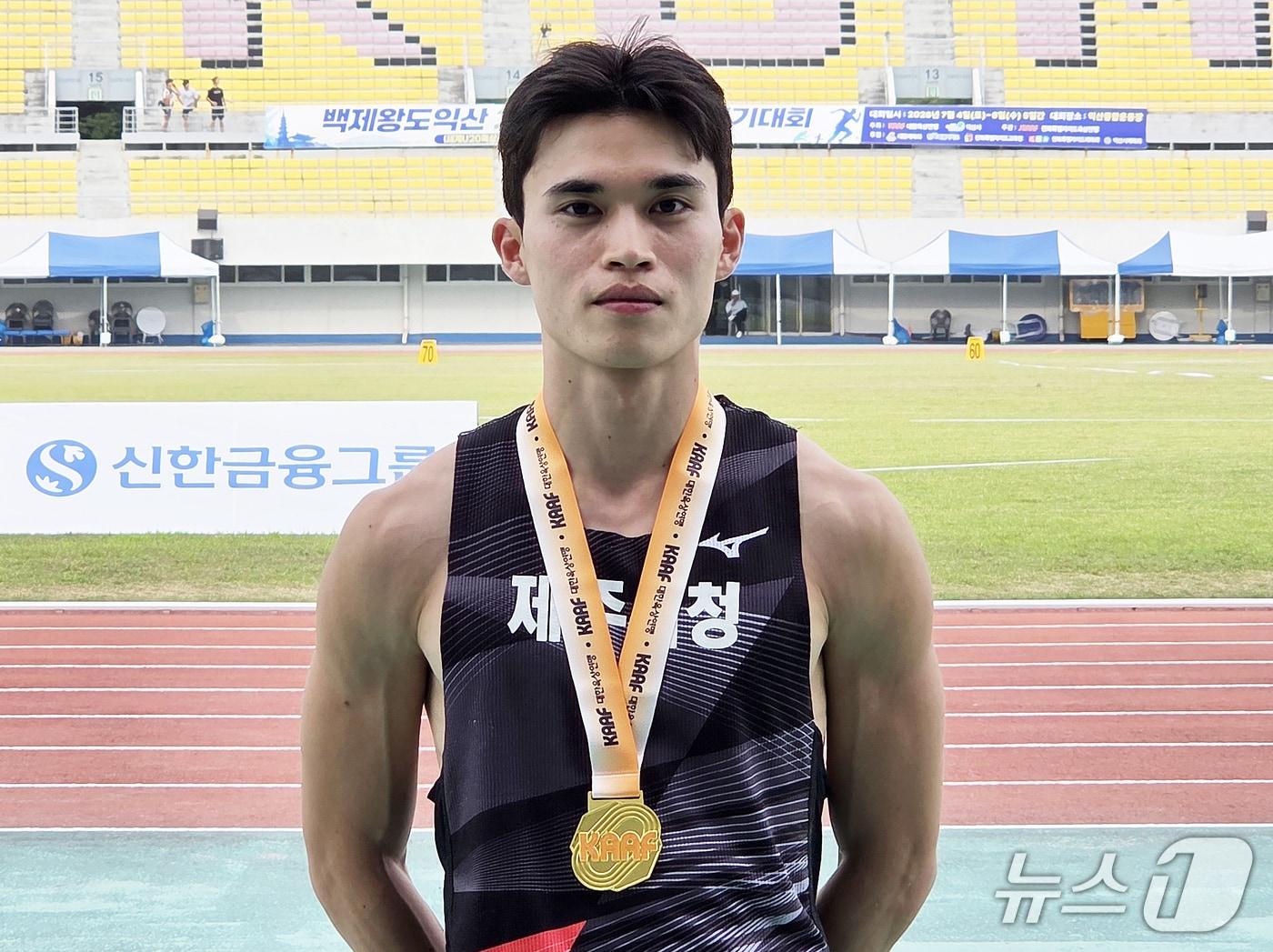 본문 이미지 - '백제왕도 익산 2026 전국육상경기대회' 남자 일반부 멀리뛰기 금메달을 차지한 제주시청 직장운동경기부 육상팀 이건우.(제주시 제공, 재판매 및 DB 금지)