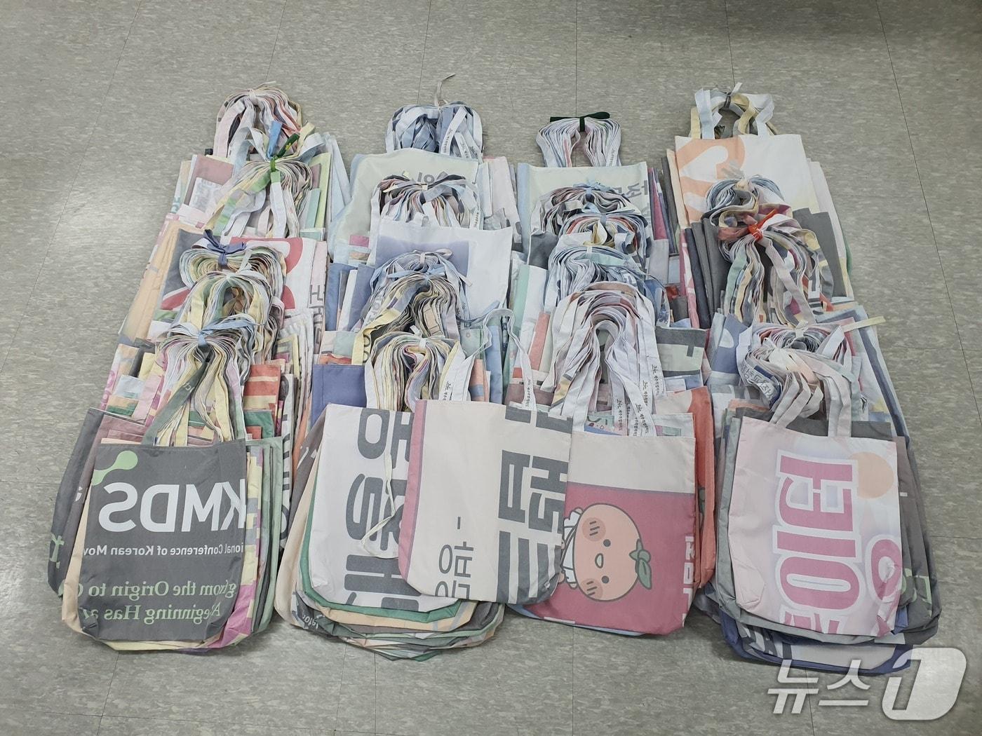 본문 이미지 - 버려진 현수막을 활용해 제작한 플로깅 마대.(제주도청 제공. 재판매 및 DB 금지)/뉴스1