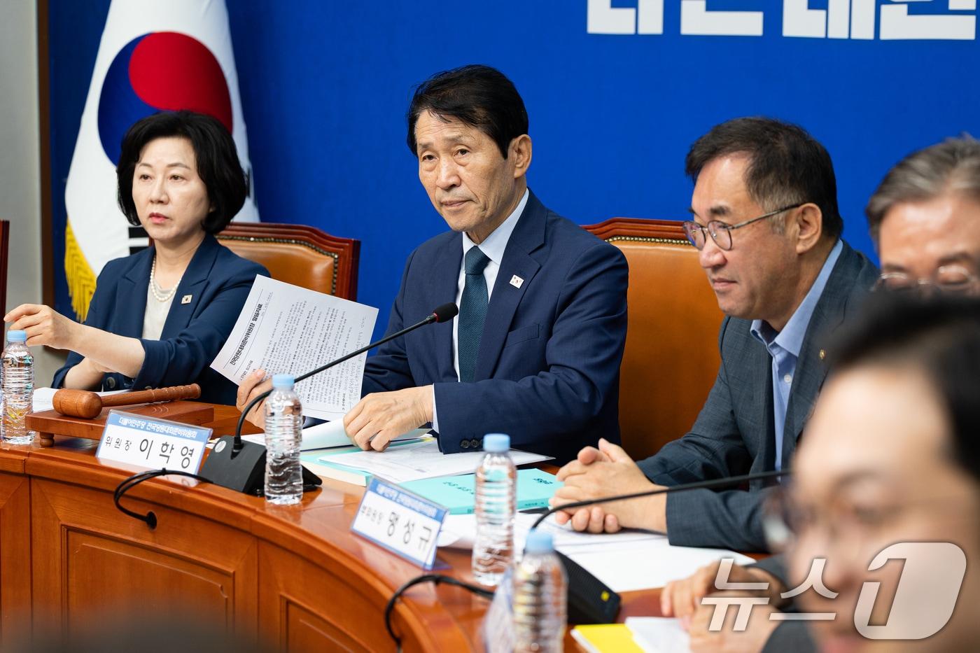 본문 이미지 - 이학영 더불어민주당 전국당원대회준비위원장이 7일 서울 여의도 국회에서 열린 전당대회 준비위원회 제3차 전체회의에서 회의를 준비하고 있다. ⓒ 뉴스1 유승관 기자