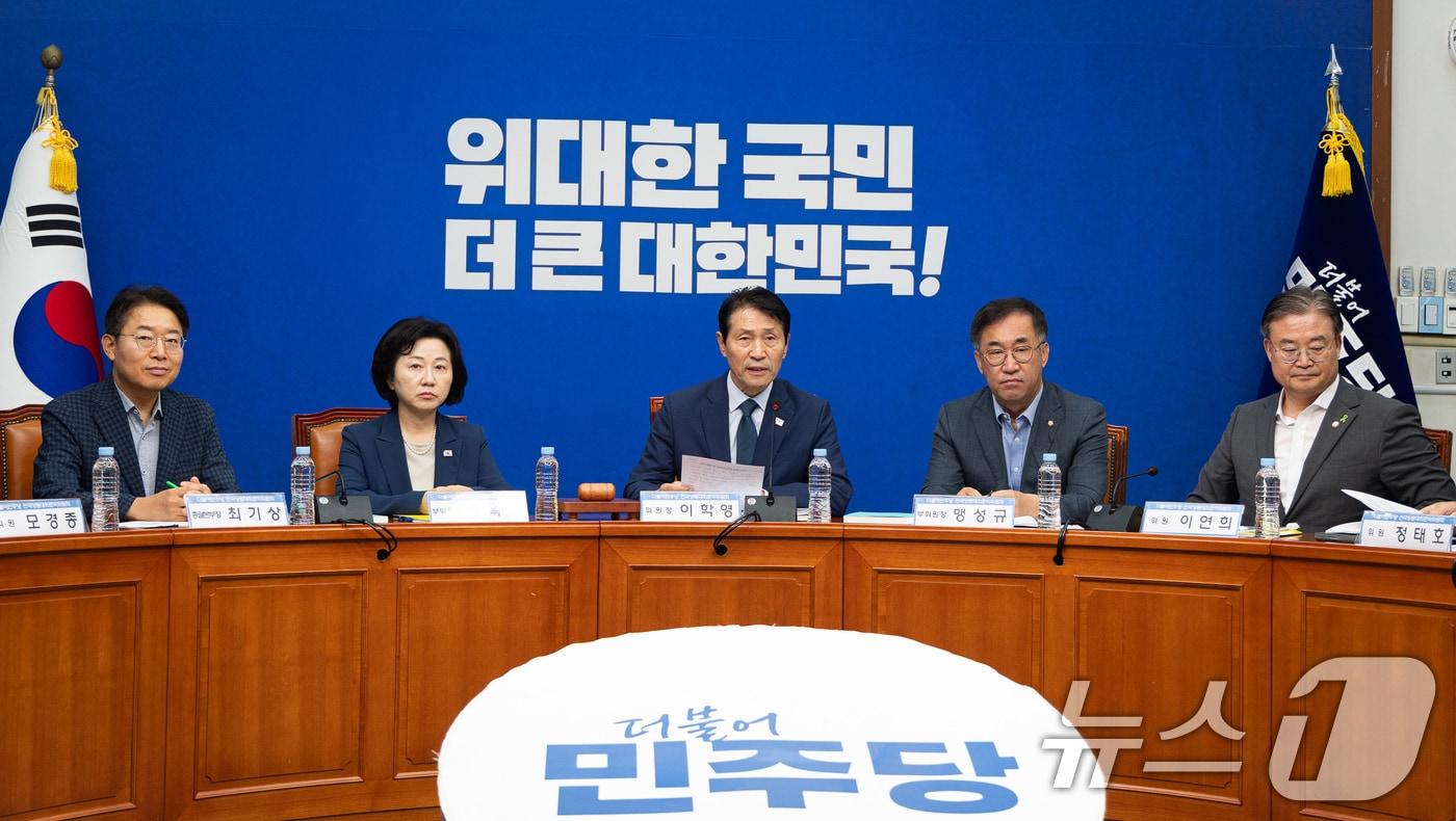 본문 이미지 - 이학영 더불어민주당 전국당원대회준비위원장이 7일 서울 여의도 국회에서 열린 전당대회 준비위원회 제3차 전체회의에서 모두 발언을 하고 있다. 2026.7.7 ⓒ 뉴스1 유승관 기자