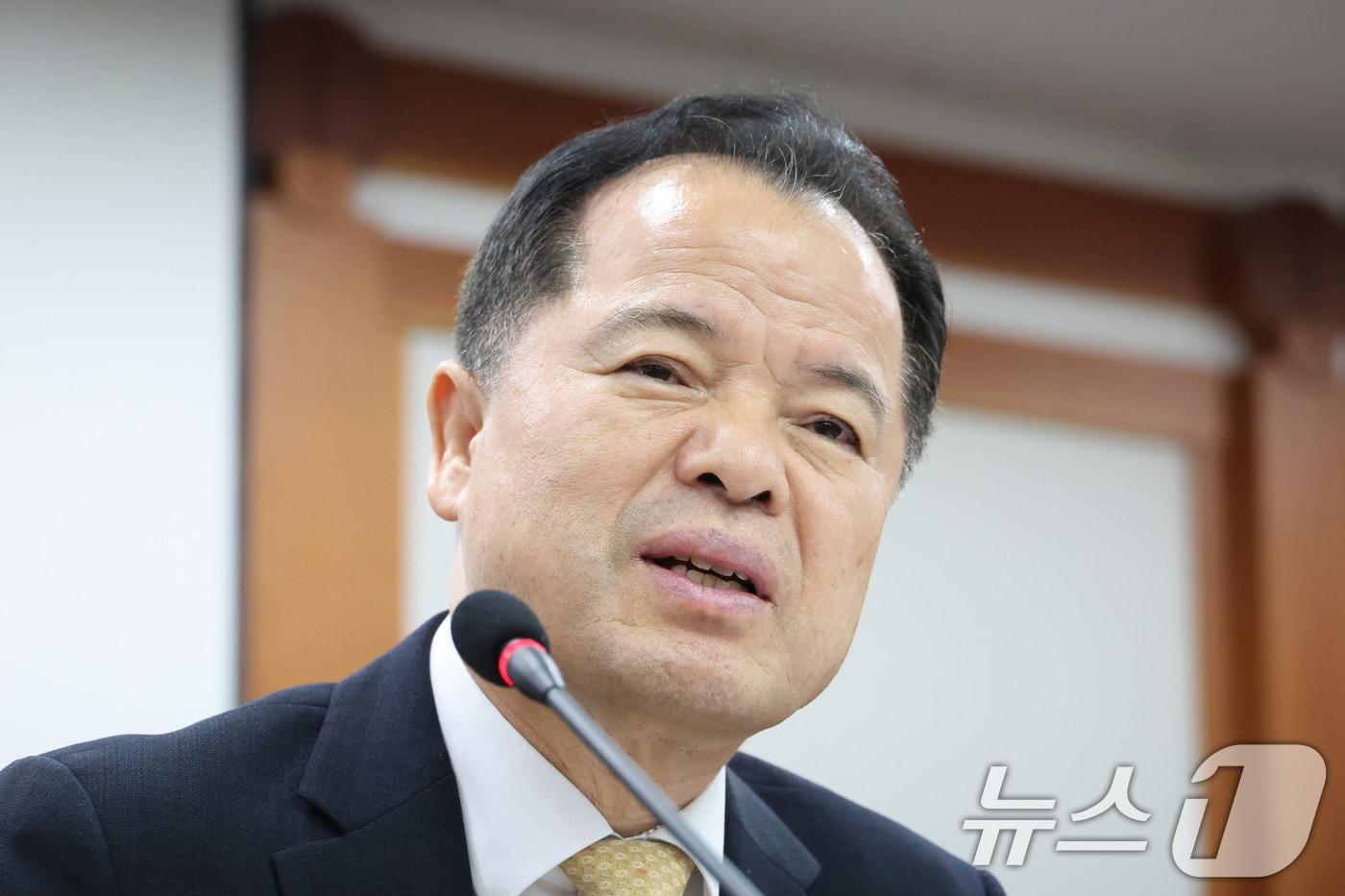본문 이미지 - 위철환 중앙선거관리위원장 직무대행이 7일 경기 과천시 중앙선거관리위원회에서 열린 전국동시지방선거 투표용지 부족사태 등 국민참정권 침해 진상규명 및 선거관리 개혁을 위한 국정조사특별위원회 현장조사에서 의원 질의에 답변하고 있다. ⓒ 뉴스1 신웅수 기자