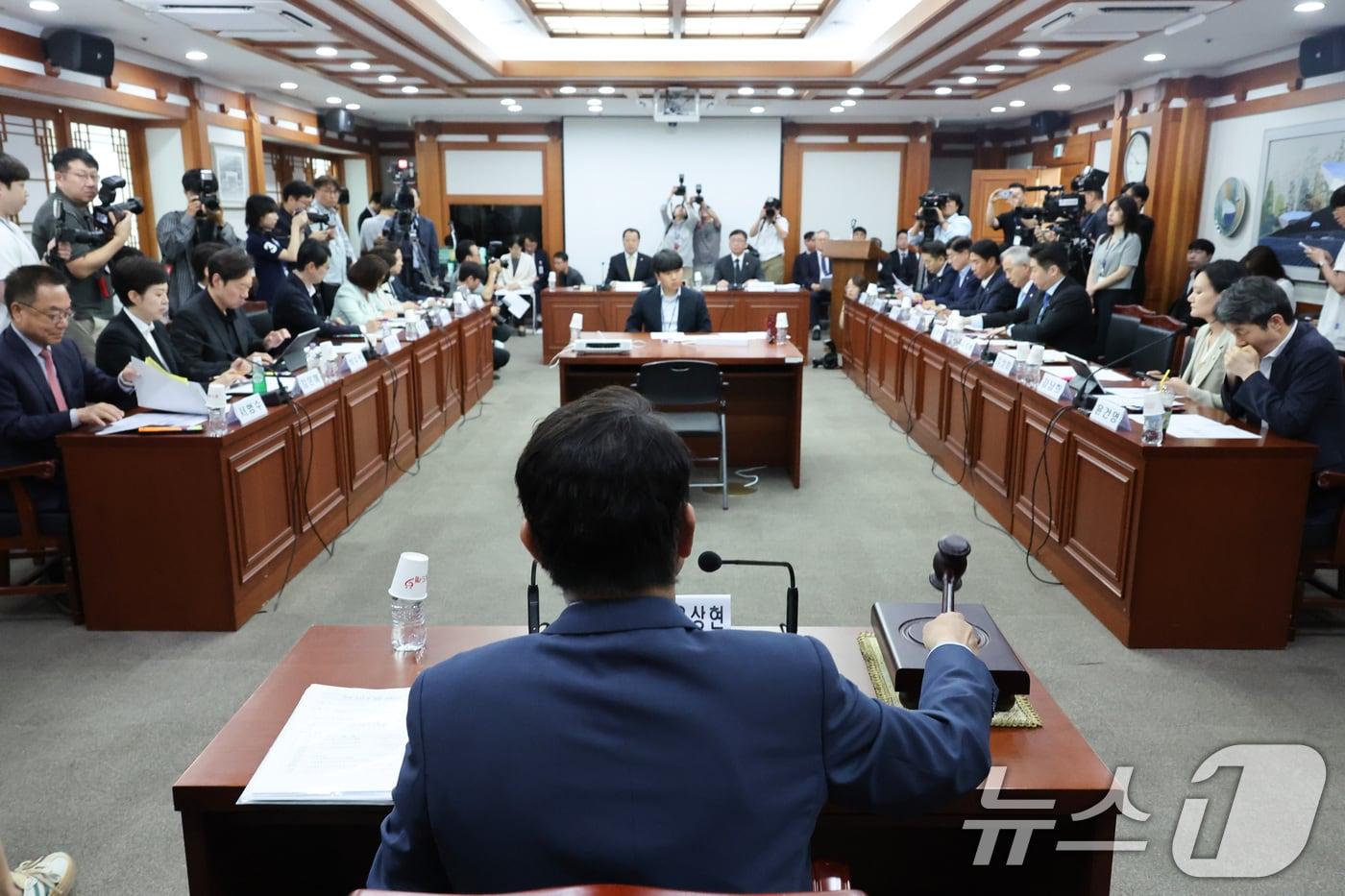 본문 이미지 - 윤상현 위원장이 7일 경기 과천시 중앙선거관리위원회에서 열린 전국동시지방선거 투표용지 부족사태 등 국민참정권 침해 진상규명 및 선거관리 개혁을 위한 국정조사특별위원회 현장조사에서 의사봉을 두드리고 있다. 2026.7.7 ⓒ 뉴스1 신웅수 기자