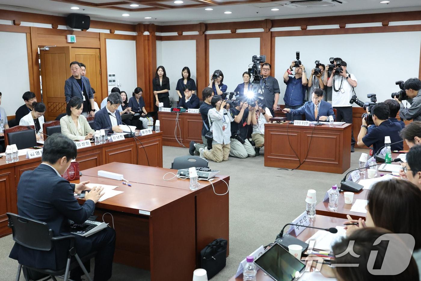 본문 이미지 - 윤상현 위원장이 7일 경기 과천시 중앙선거관리위원회에서 열린 전국동시지방선거 투표용지 부족사태 등 국민참정권 침해 진상규명 및 선거관리 개혁을 위한 국정조사특별위원회 현장조사에서 의사봉을 두드리고 있다. 2026.7.7 ⓒ 뉴스1 신웅수 기자