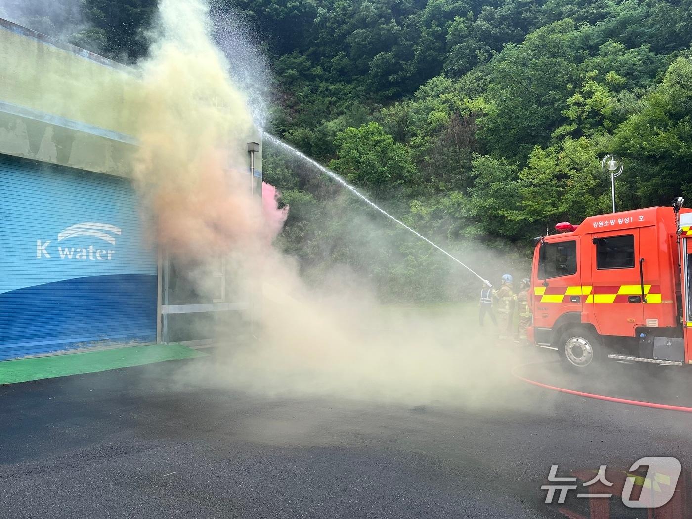 본문 이미지 - '복합재난' 모의훈련.(한국수자원공사 횡성원주권지사 제공. 재판매 및 DB금지)/뉴스1