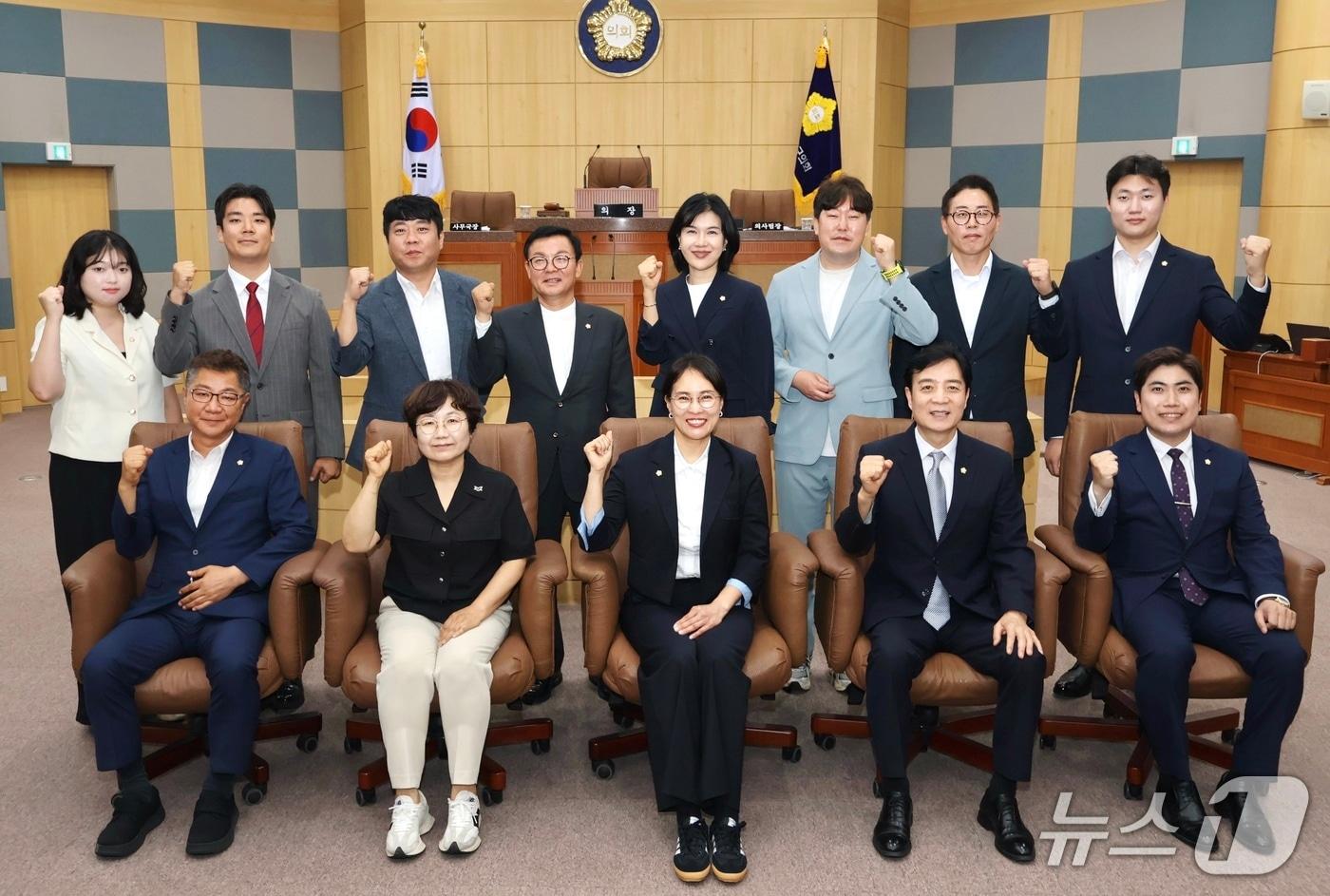 본문 이미지 - 부산 남구의회는 제10대 전반기 원 구성을 마무리하고 의장에 국민의힘 고선화 의원, 부의장에 더불어민주당 허미향 의원을 선출했다. (남구의회 제공. 재판매 및 DB금지)