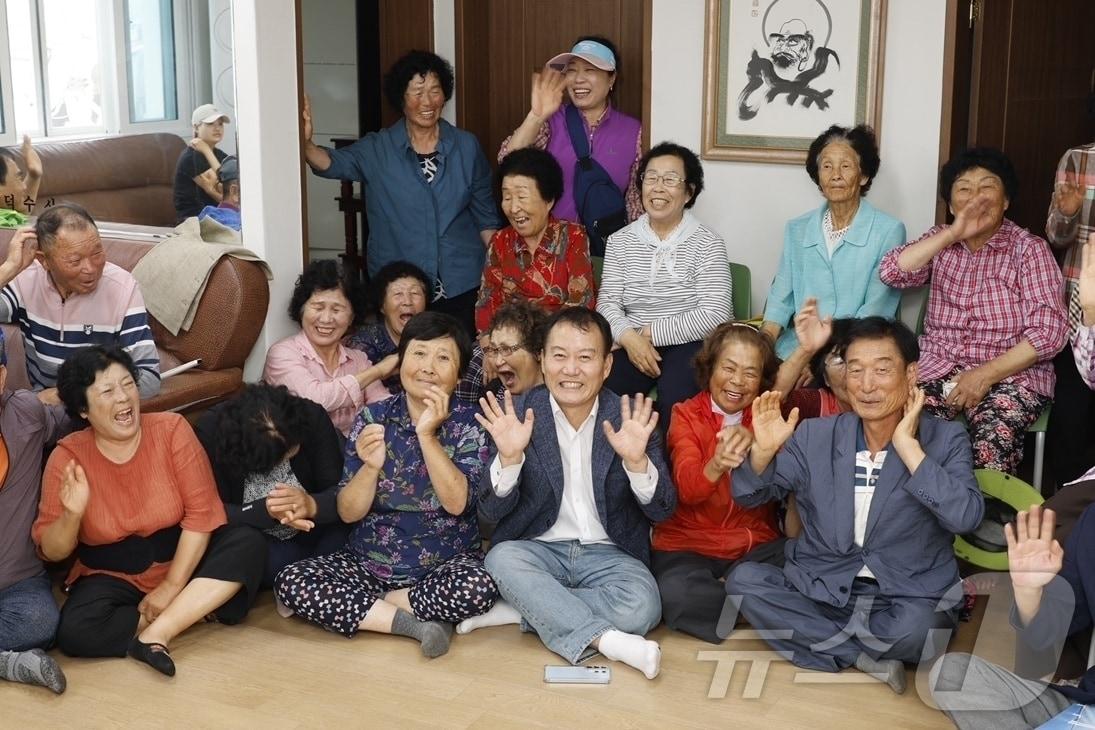 본문 이미지 - 흑산면 다물도리 마을 주민들과 기념 촬영을 하는 김태성 군수. (신안군 제공. 재판매 및 DB금지) ⓒ 뉴스1 