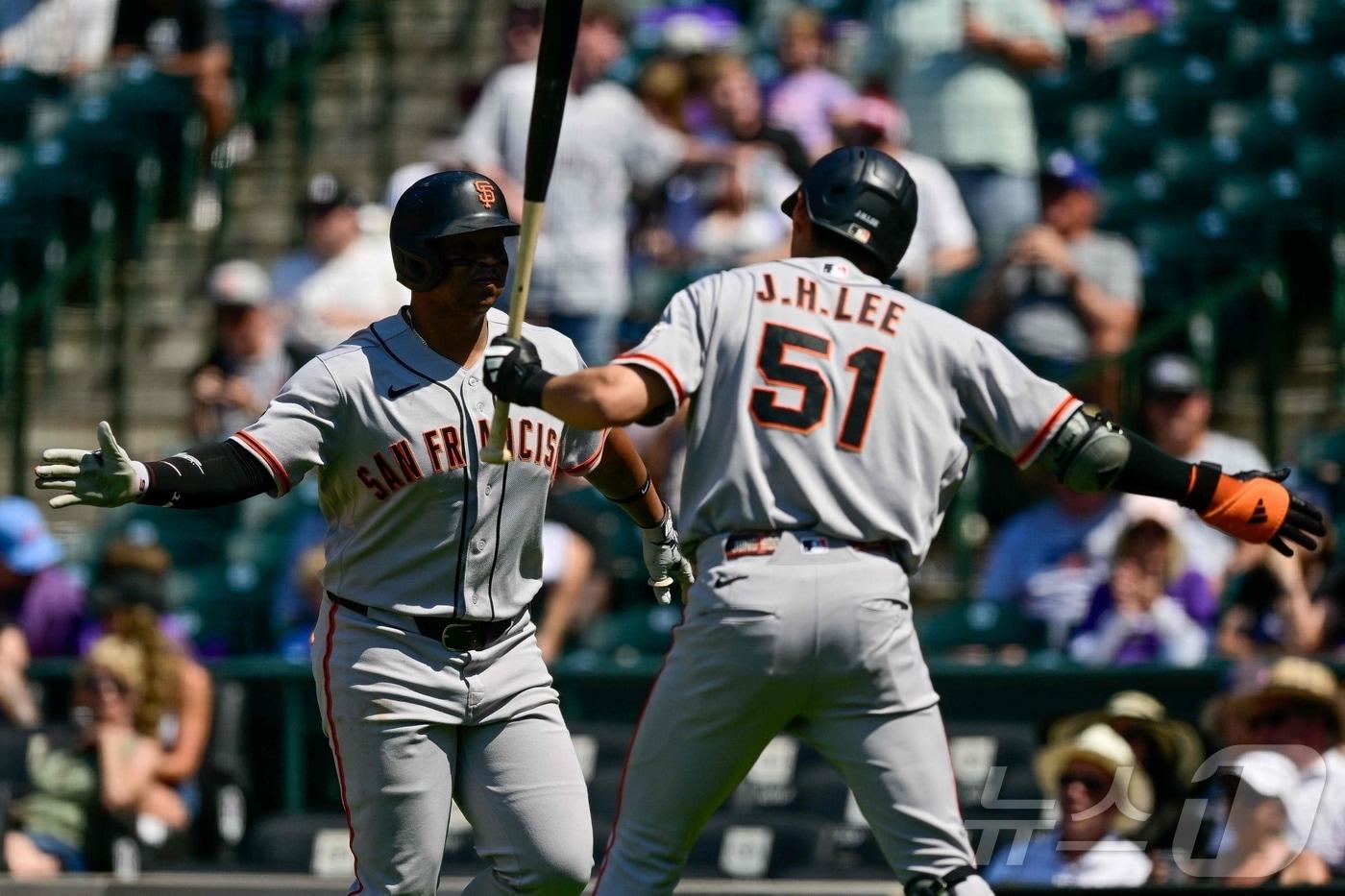 본문 이미지 - MLB 샌프란시스코 이정후(오른쪽)가 동료와 기뻐하고 있다. ⓒ AFP=뉴스1