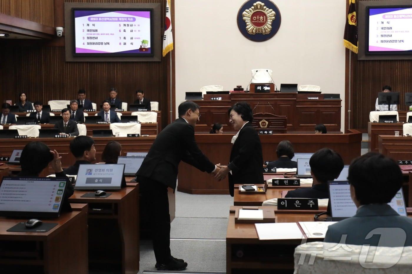 본문 이미지 - 김상욱 울산시장이 7일 울산시의회 본회의장에서 열린 제9대 시의회 개원식에서 의원들과 악수하고 있다. 2026.07.07.ⓒ 뉴스1 김세은 기자