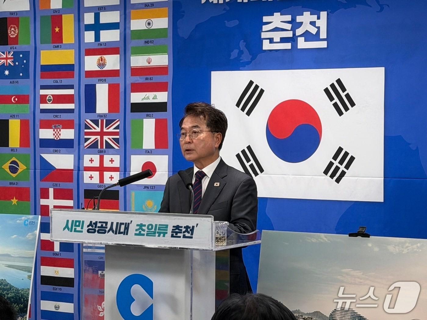 본문 이미지 - 육동한 춘천시장이 7일 시청 브리핑룸에서 기자회견을 갖고 지역에서 국제태권도대회에 대해 설명하고 있다. 2026.7.7 한귀섭 기자  