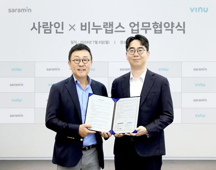 본문 이미지 -  황현순 사람인 대표와 김한이 비누랩스 대표가 지난 6일 서울 마곡 원그로브 사람인 본사에서 업무협약(MOU)을 체결한 뒤 기념촬영을 하고 있다. (사람인 제공)