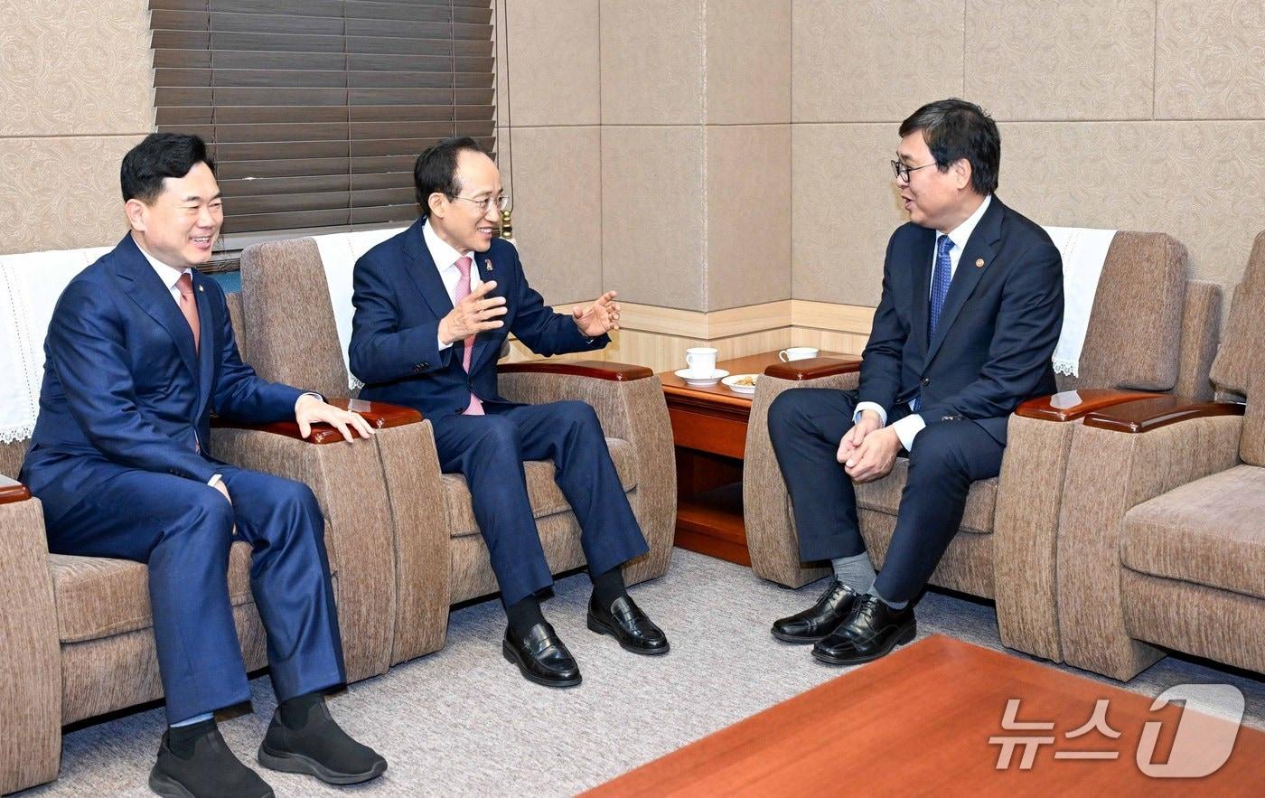 본문 이미지 - 추경호 대구시장이 이재명 대통령 지역 공약인 국립뮤지컬콤플렉스 등 문화예술 분야 인프라 구축 지원 등을 정부에 요청했다. 사진은 6일 계명아트센터에서 열린 딤프 어워즈에서 추 시장과 최휘영 문화체육관광부 장관이 환담을 나누는 모습. 왼쪽은 김승수 국민의힘 의원. (대구시 제공. 재판매 및 DB 금지)/뉴스1