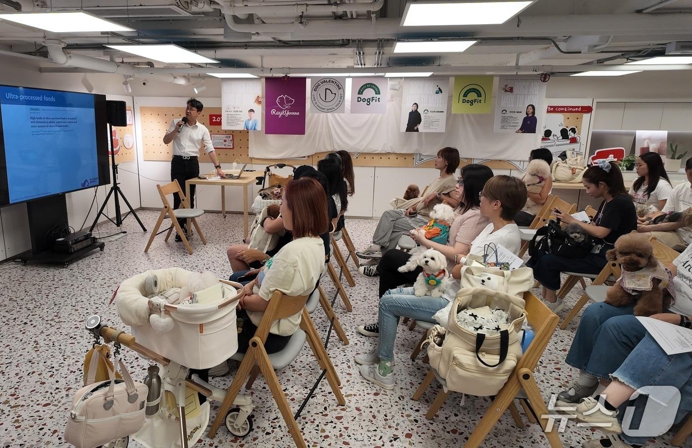 본문 이미지 - 정설령 대표가 홍콩에서 열린 세미나에서 강의를 하고 있다(한국반려동물영양연구소 제공). ⓒ 뉴스1