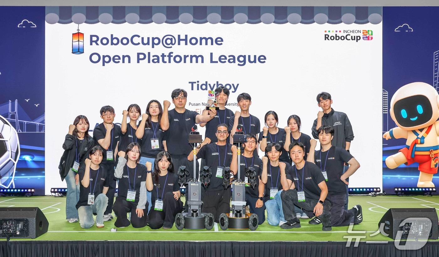 본문 이미지 - 인천 송도에서 열린 국제 AI 로봇대회 '로보컵(RoboCup) 2026' 홈 서비스 부문에서 우승을 차지한 부산대학교는 로봇팀 '타이디보이(Tidyboy)'. (부산대 제공. 재판매 및 DB 금지)