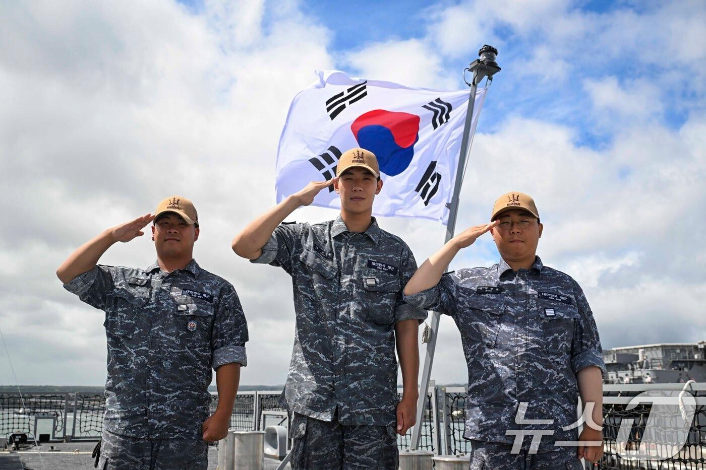 본문 이미지 -  '2026 환태평양훈련(RIMPAC)' 참가를 위해 자발적으로 전역을 연기한 해군의 고혁남(왼쪽부터), 양선우, 정재현유 병장. (해군 제공. 재판매 및 DB금지)