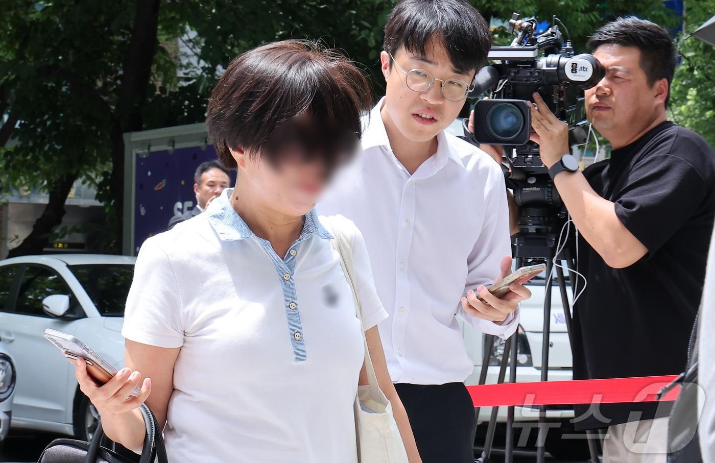 본문 이미지 - 혐중 표현과 부정선거 의혹을 담은 현수막 달기 운동을 펼치며 정치자금법 위반 혐의를 받는 '애국현수막' 대표 김 모 씨가 7일 서울 양천구 남부지방법원에서 열린 구속 전 피의자 심문(영장실질심사)에 출석하고 있다. ⓒ 뉴스1 김성진 기자