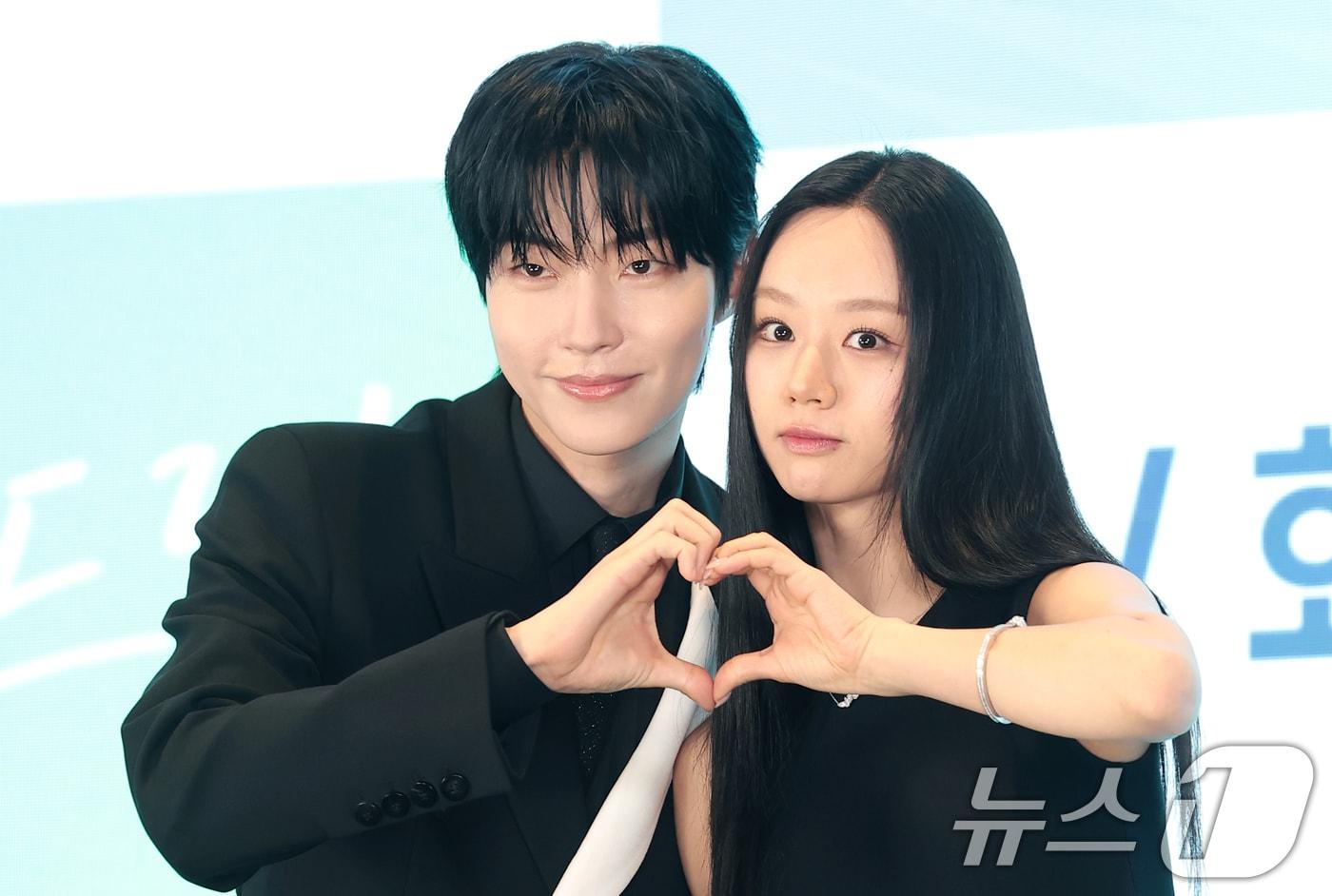 본문 이미지 - 배우 황인엽과 이혜리(오른쪽)가 7일 서울 구로구 신도림 더 세인트에서 열린 ENA 새 드라마 '그대에게 드림‘ 제작발표회에서 포즈를 취하고 있다. ’그대에게 드림‘은 꿈을 이루고 돌아온 천재 영화감독 우수빈(황인엽 분)과 꿈을 잊은 채 사는 생계형 리포터 주이재(이혜리 분)의 재회 후일담을 그린 로맨틱 코미디다. 2026.7.7 ⓒ 뉴스1 권현진 기자