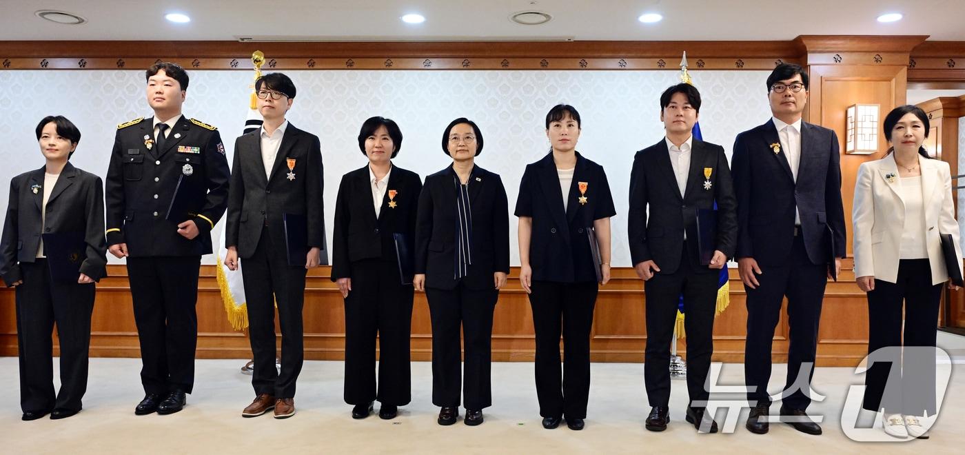 본문 이미지 - 한성숙 국무총리가 7일 오후 서울 종로구 정부서울청사에서 열린 적극행정 유공 포상 수여식에 참석해 유공자들과 기념촬영을 하고 있다. 2026.7.7 ⓒ 뉴스1 김명섭 기자