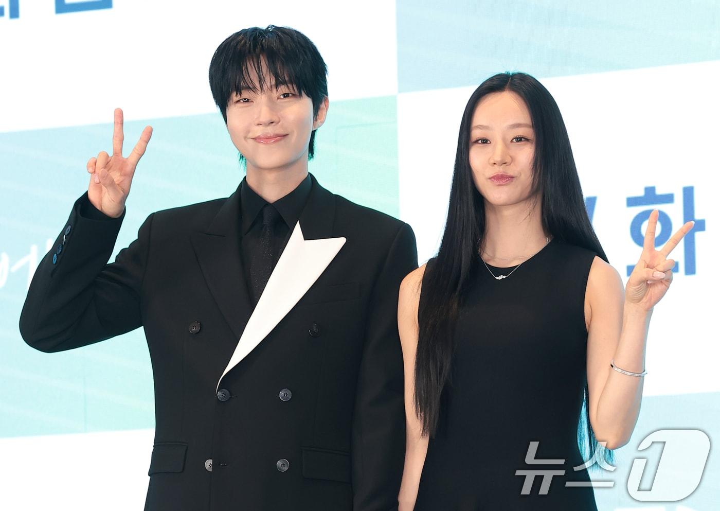 본문 이미지 - 배우 황인엽(왼쪽)과 이혜리가 7일 서울 구로구 신도림 더 세인트에서 열린 ENA 새 드라마 '그대에게 드림‘ 제작발표회에서 포즈를 취하고 있다. ’그대에게 드림‘은 꿈을 이루고 돌아온 천재 영화감독 우수빈(황인엽 분)과 꿈을 잊은 채 사는 생계형 리포터 주이재(이혜리 분)의 재회 후일담을 그린 로맨틱 코미디다. 2026.7.7 ⓒ 뉴스1 권현진 기자