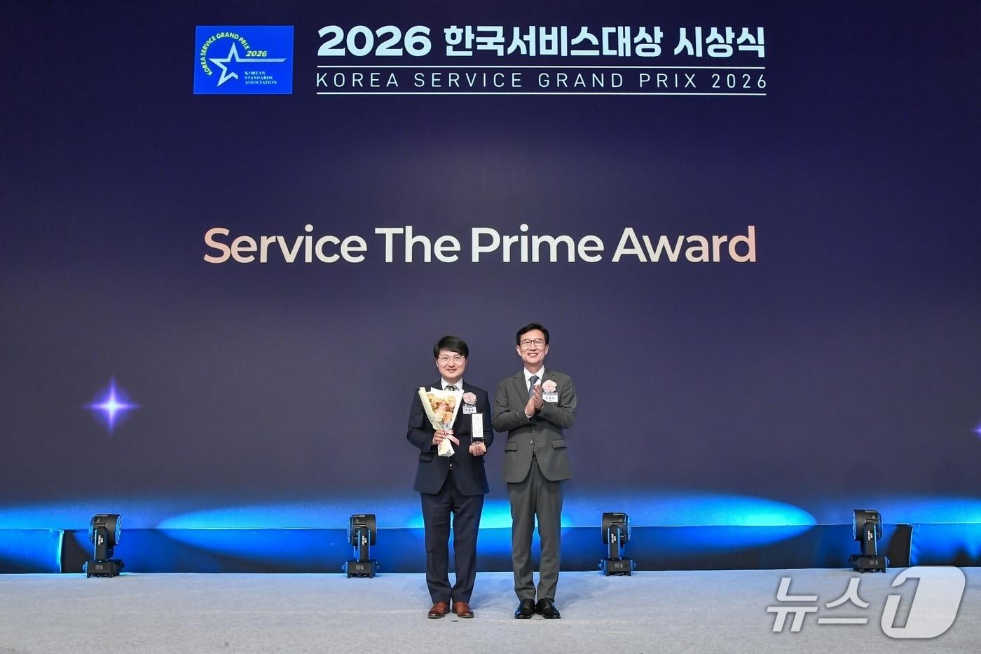 본문 이미지 - 조철호 대구한의대 경영학과 교수가 '2026 한국서비스대상 시상식'에서 한국표준협회가 수여하는 서비스공로상을 받았다.(대구한의대 제공. 재판매 및 DB금지)