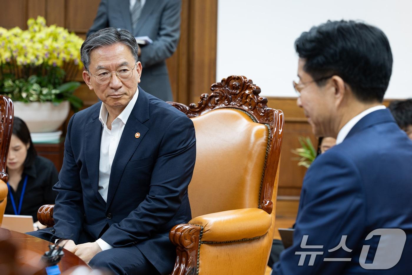 본문 이미지 - 정성호 법무부 장관이 7일 서울 여의도 국회에서 조정식 국회의장을 예방하고 있다. 2026.7.7 ⓒ 뉴스1 유승관 기자