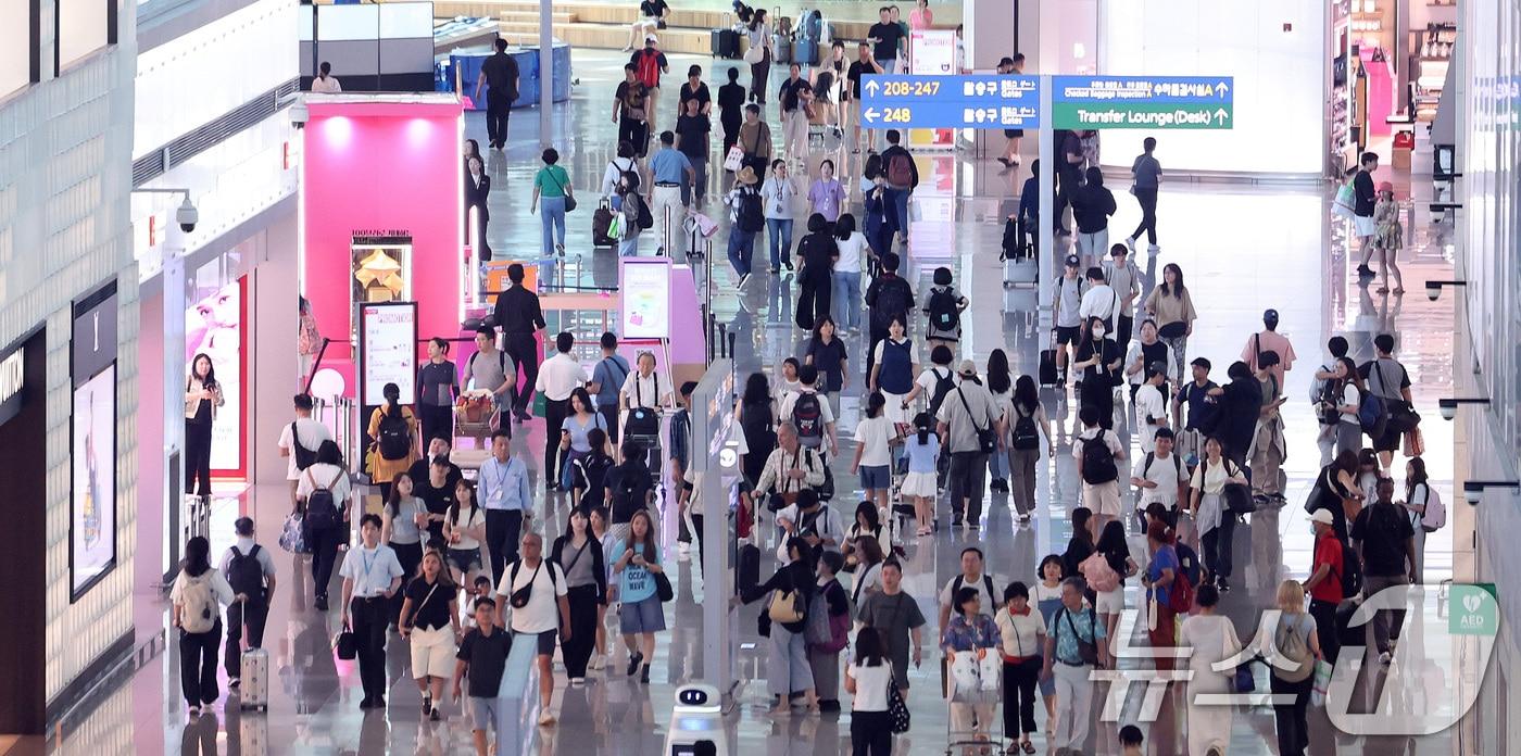 본문 이미지 - 7일 인천국제공항 제2여객터미널 면세구역이 여객들로 북적이고 있다.2026.7.7 ⓒ 뉴스1 박지혜 기자