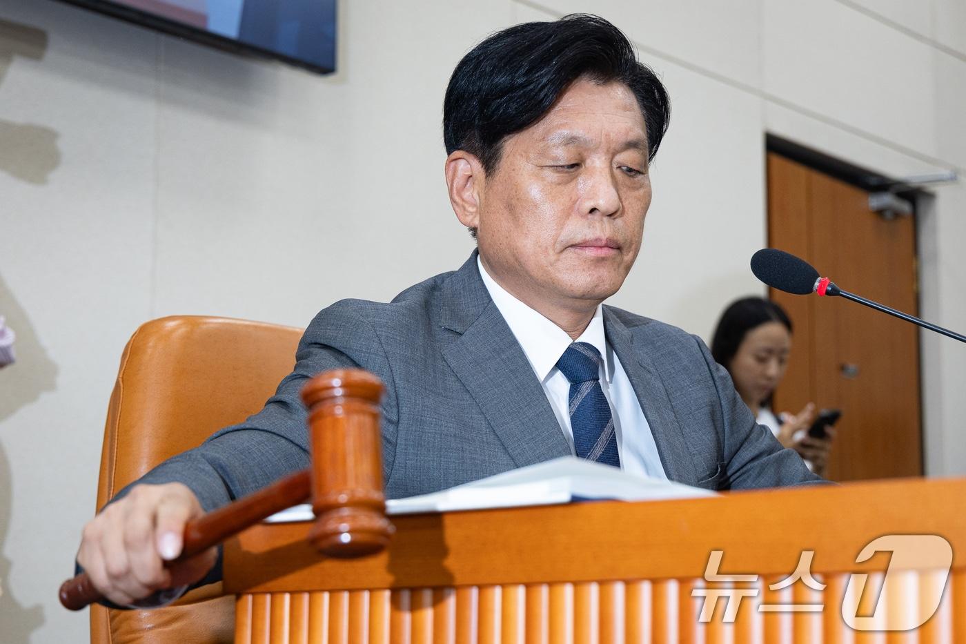 본문 이미지 - 조승래 국회 재정경제기획위원장이 7일 서울 여의도 국회에서 열린 제437회 국회(임시회) 재정경제기획위원회 제1차 전체회의에서 의사봉을 두드리고 있다. 2026.7.7 ⓒ 뉴스1 유승관 기자