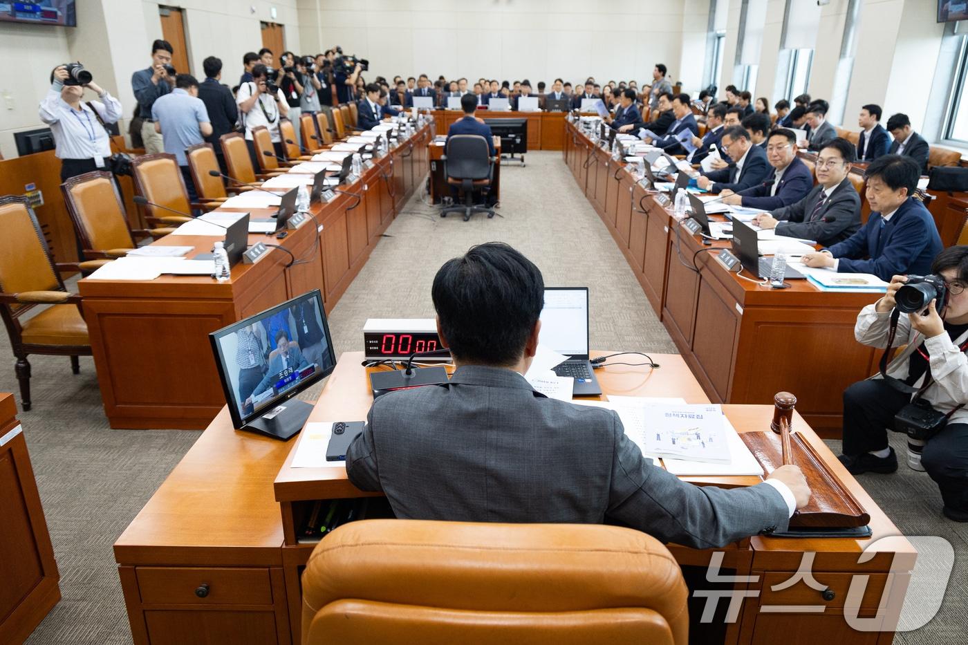 본문 이미지 - 조승래 국회 재정경제기획위원장이 7일 서울 여의도 국회에서 열린 제437회 국회(임시회) 재정경제기획위원회 제1차 전체회의에서 의사봉을 두드리고 있다. 2026.7.7 ⓒ 뉴스1 유승관 기자