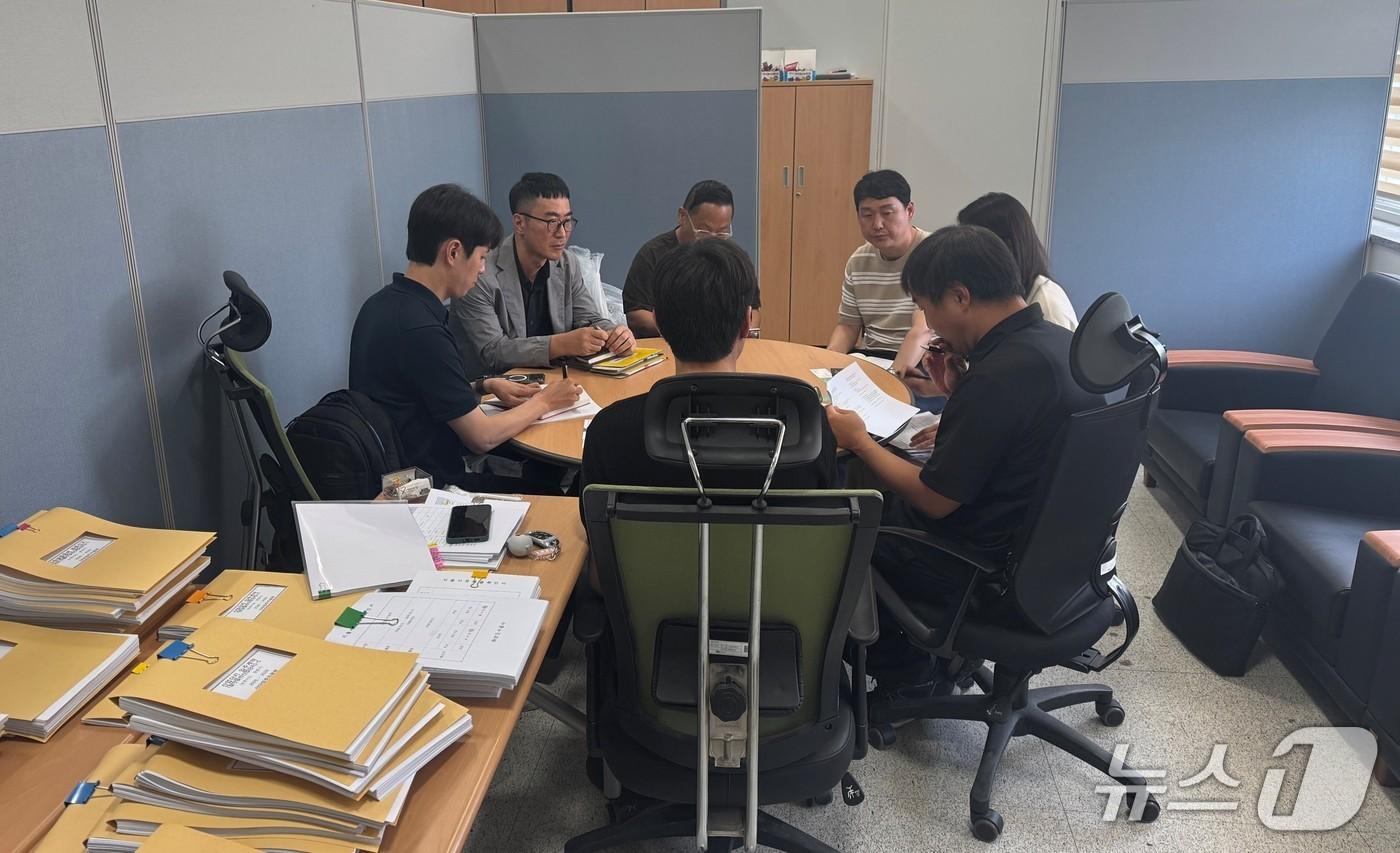 본문 이미지 - 한강청과 승인기관 담당자들이 지난달 30일 경기 화성시의 한 산업단지에서 산업단지 관리기본계획 등 관련 서류를 확인하고 있는 모습.(한강청 제공)