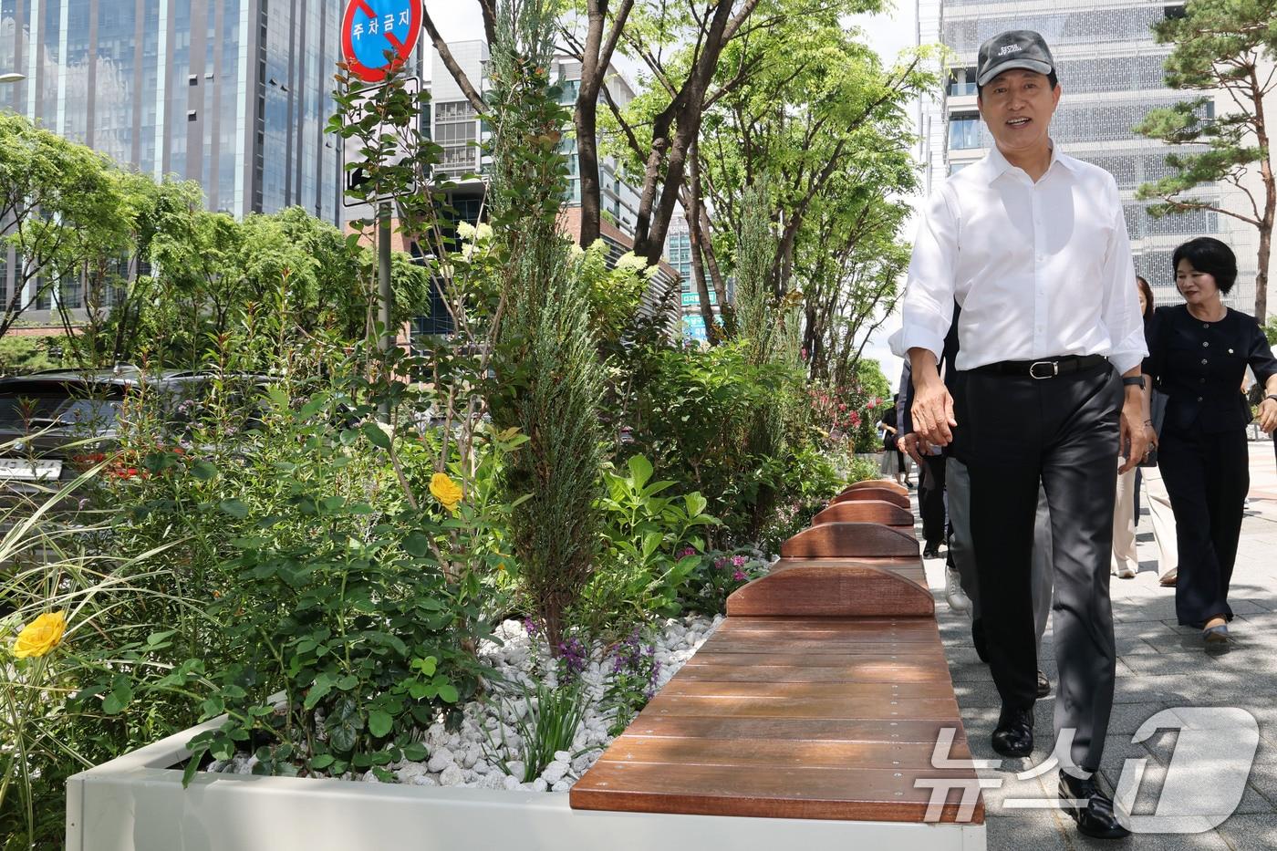 본문 이미지 - 오세훈 서울시장이 7일 오후 서울 구로구 디지털로 일대에 조성된 가로숲 정원과 공유정원 대상지를 찾아 현장 점검을 하고 있다. 2026.7.7 ⓒ 뉴스1 이광호 기자