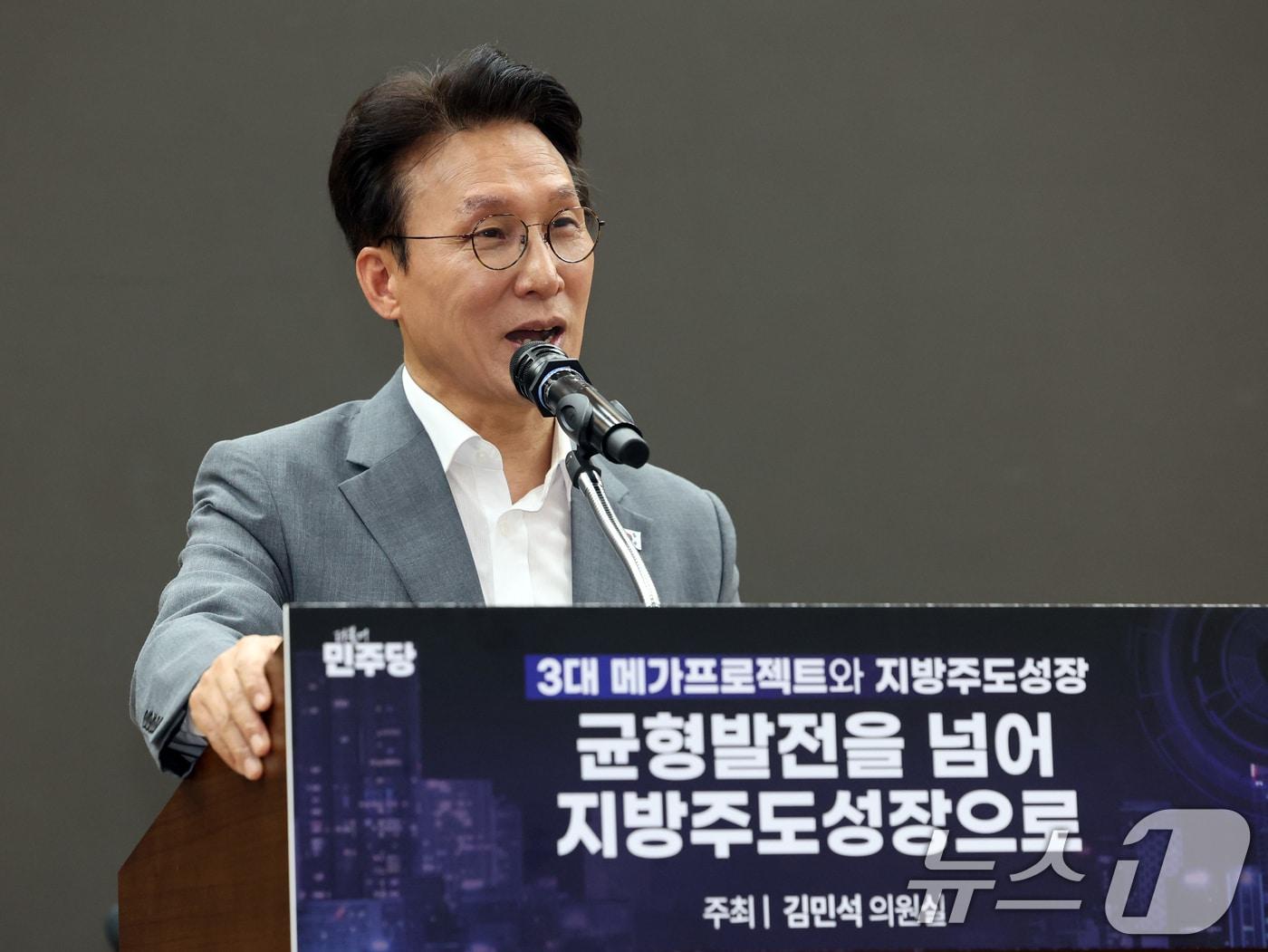 본문 이미지 - 더불어민주당 당권 주자인 김민석 전 국무총리가 7일 오후 서울 여의도 의원회관에서 열린 '균형발전을 넘어 지방주도성장으로' 토론회에서 개회사를 하고 있다. 2026.7.7 ⓒ 뉴스1 황기선 기자