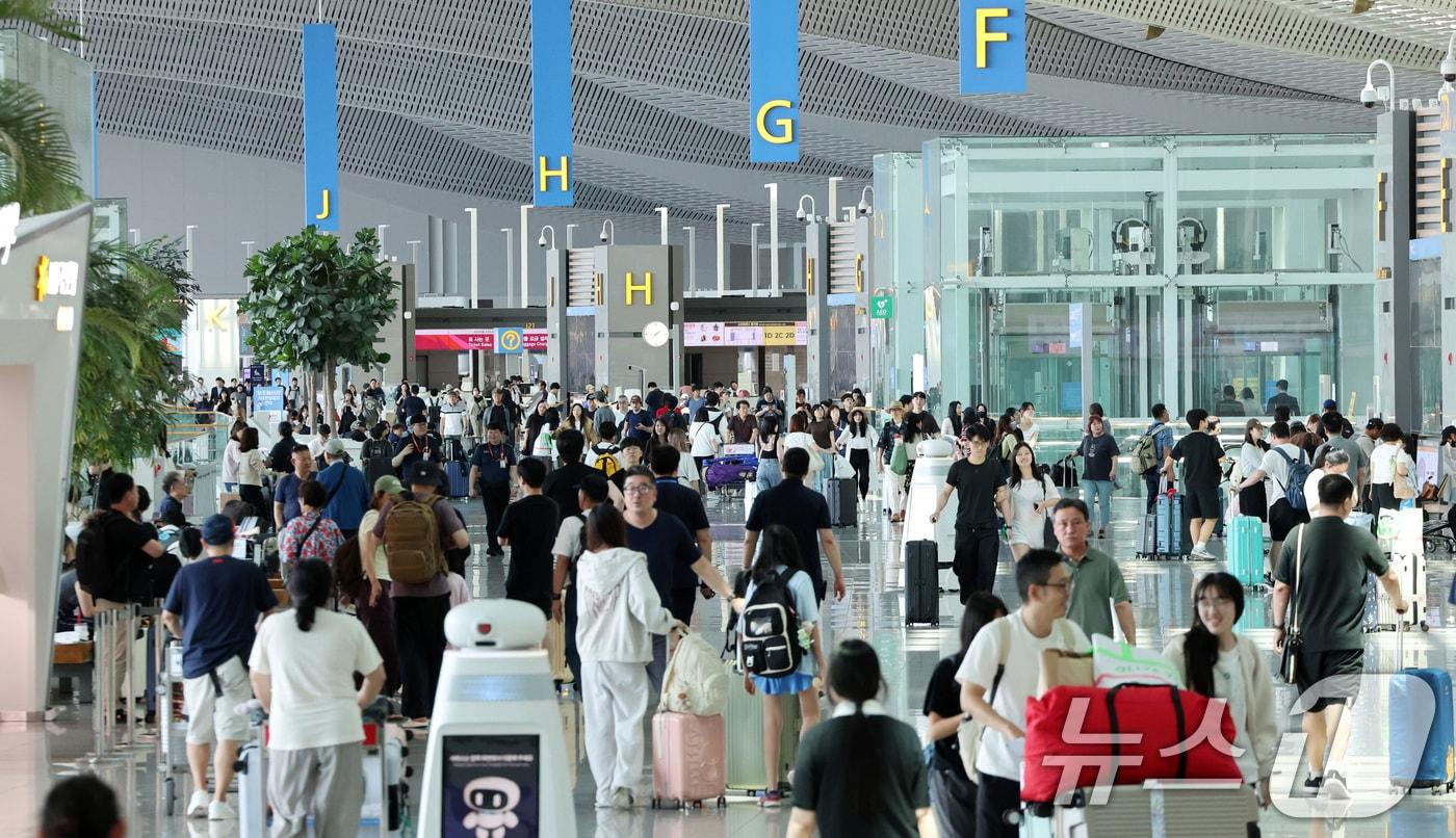 본문 이미지 - 7일 오후 인천국제공항 제2여객터미널이 여객들로 북적이고 있다. 2001년 개항한 인천국제공항은 개항 25년 3개월 만에 누적여객 10억 명을 달성하며 전 세계 주요 허브공항 가운데 최단기간 기록을 세웠다. (공동취재) 2026.7.7 ⓒ 뉴스1 박지혜 기자