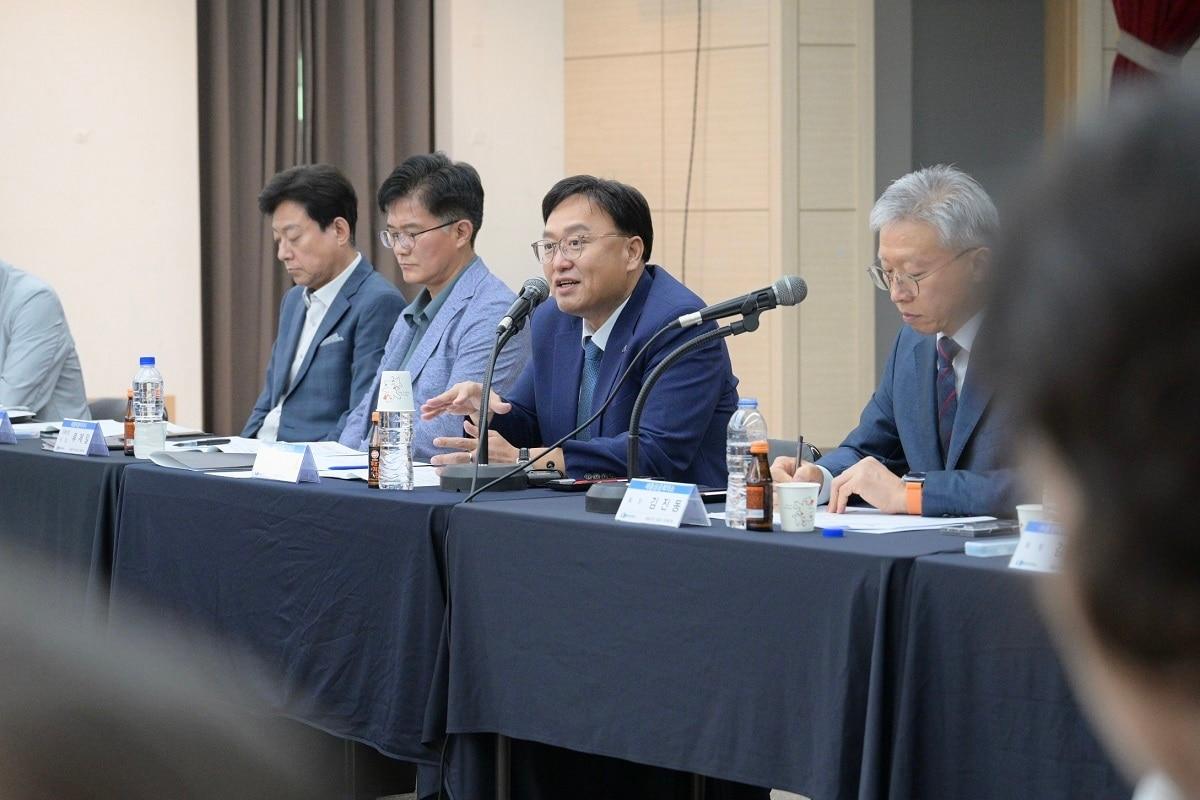 본문 이미지 - 조상호 세종시장(왼쪽서 세번째)이 7일 상공회의소 회원사 대표들과 간담회를 하고 있다. (세종시 제공. 재팜매 및 DB 금지)